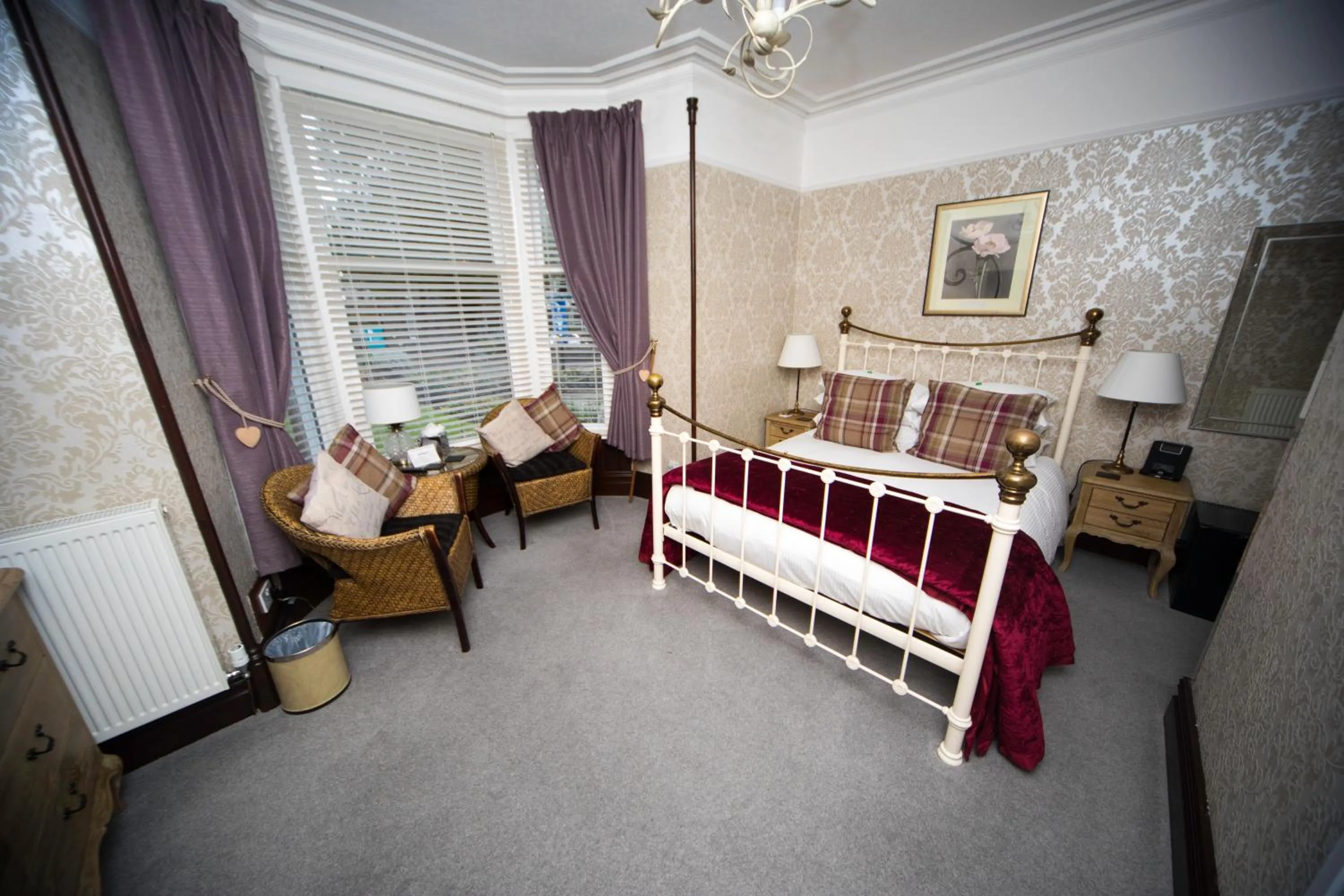 Bed in Glenville House - Adults Only - Incl FREE off-site health club with swimming pool, hot tub, sauna & steam room
