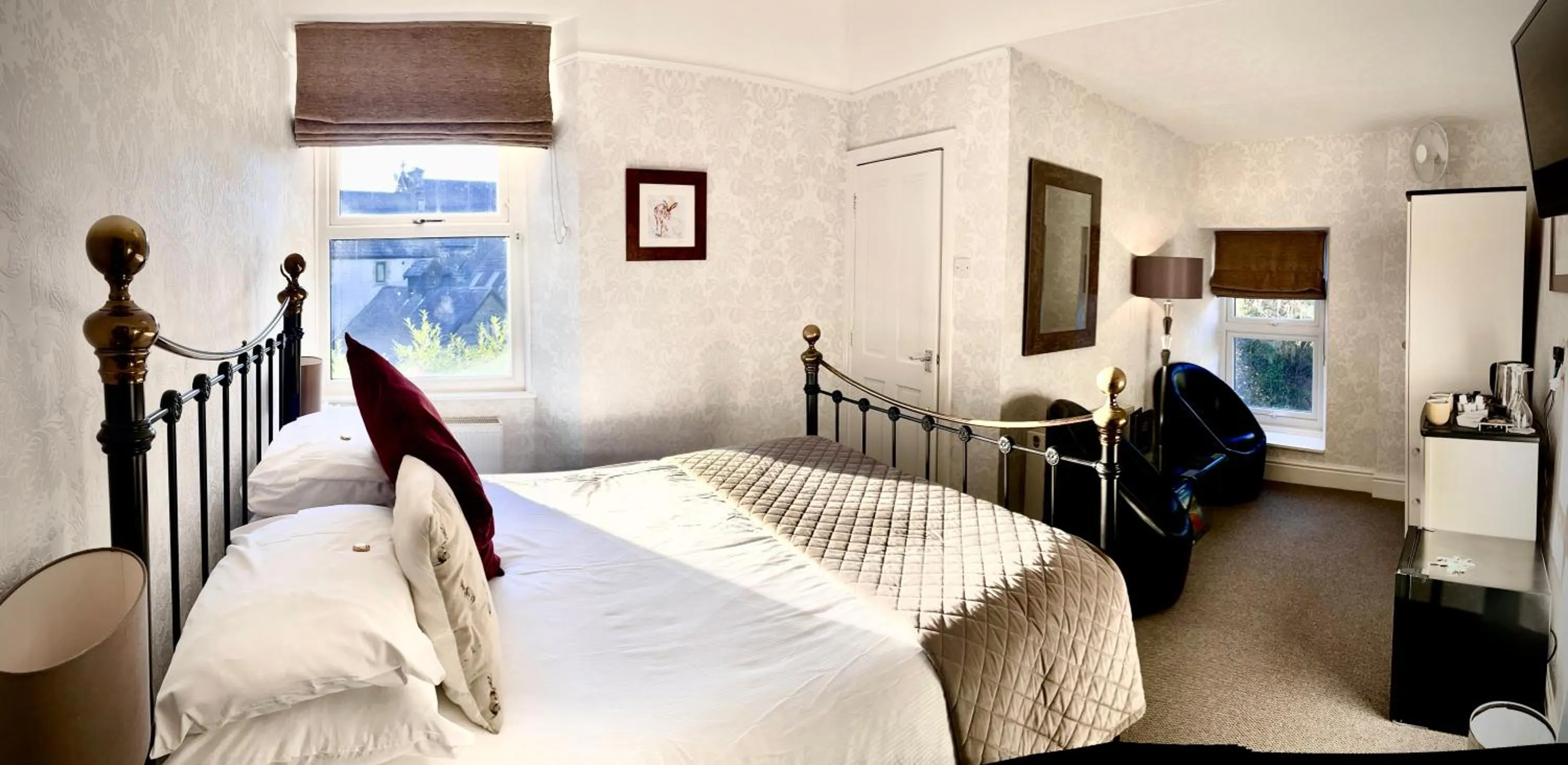 Bed in Glenville House - Adults Only - Incl FREE off-site health club with swimming pool, hot tub, sauna & steam room