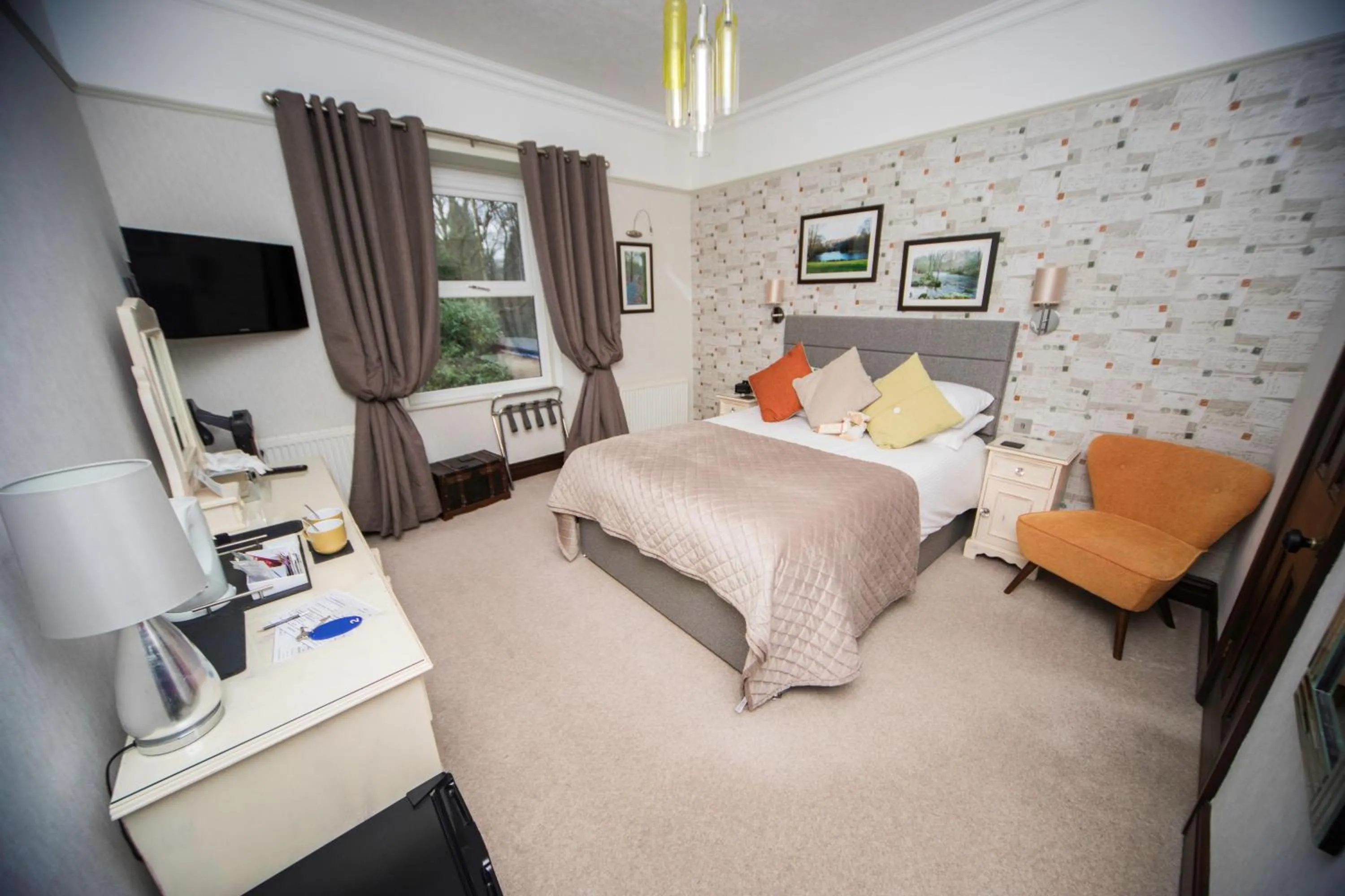 Bed in Glenville House - Adults Only - Incl FREE off-site health club with swimming pool, hot tub, sauna & steam room