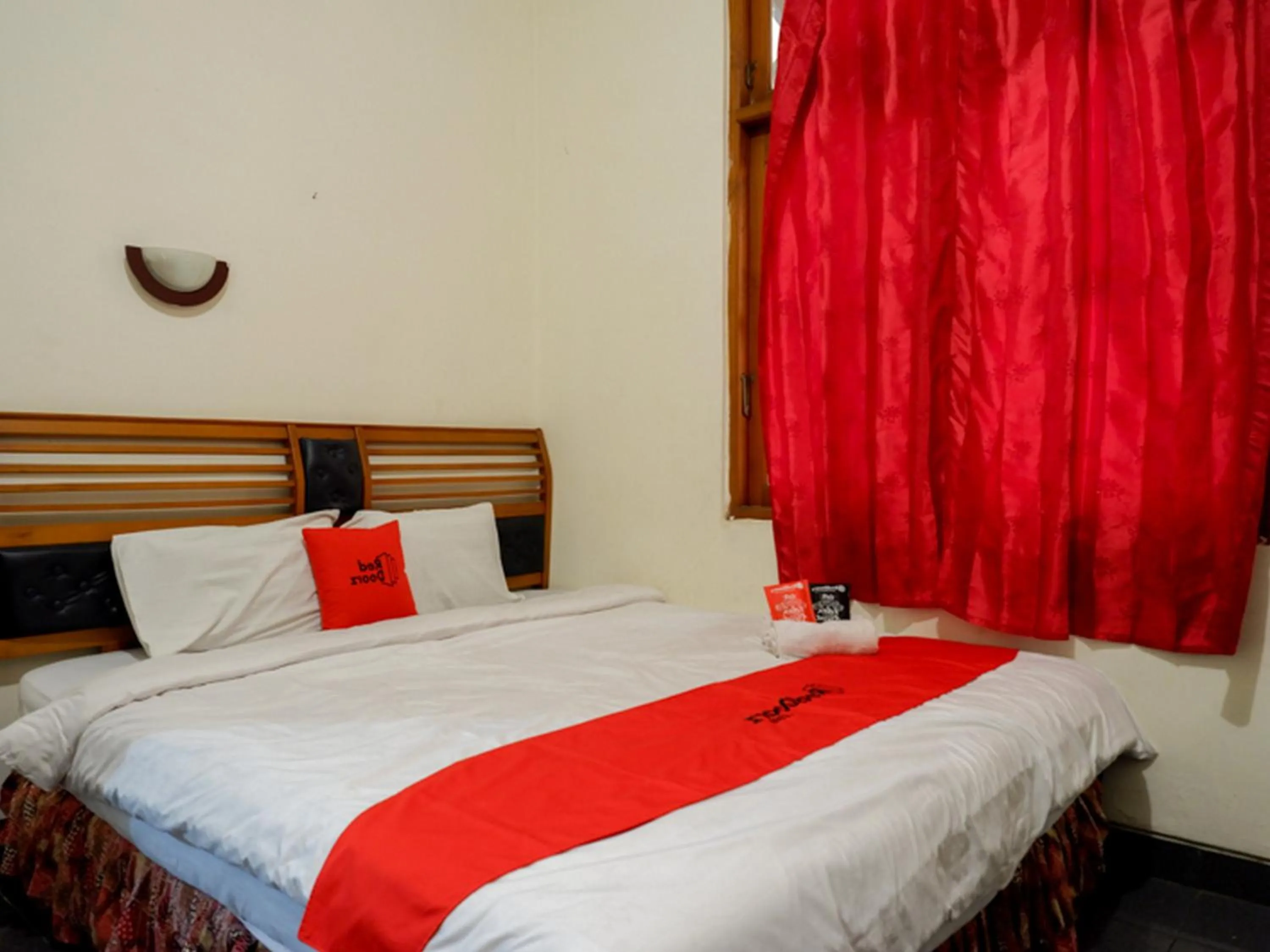 Bed in RedDoorz near Tugu Yogyakarta