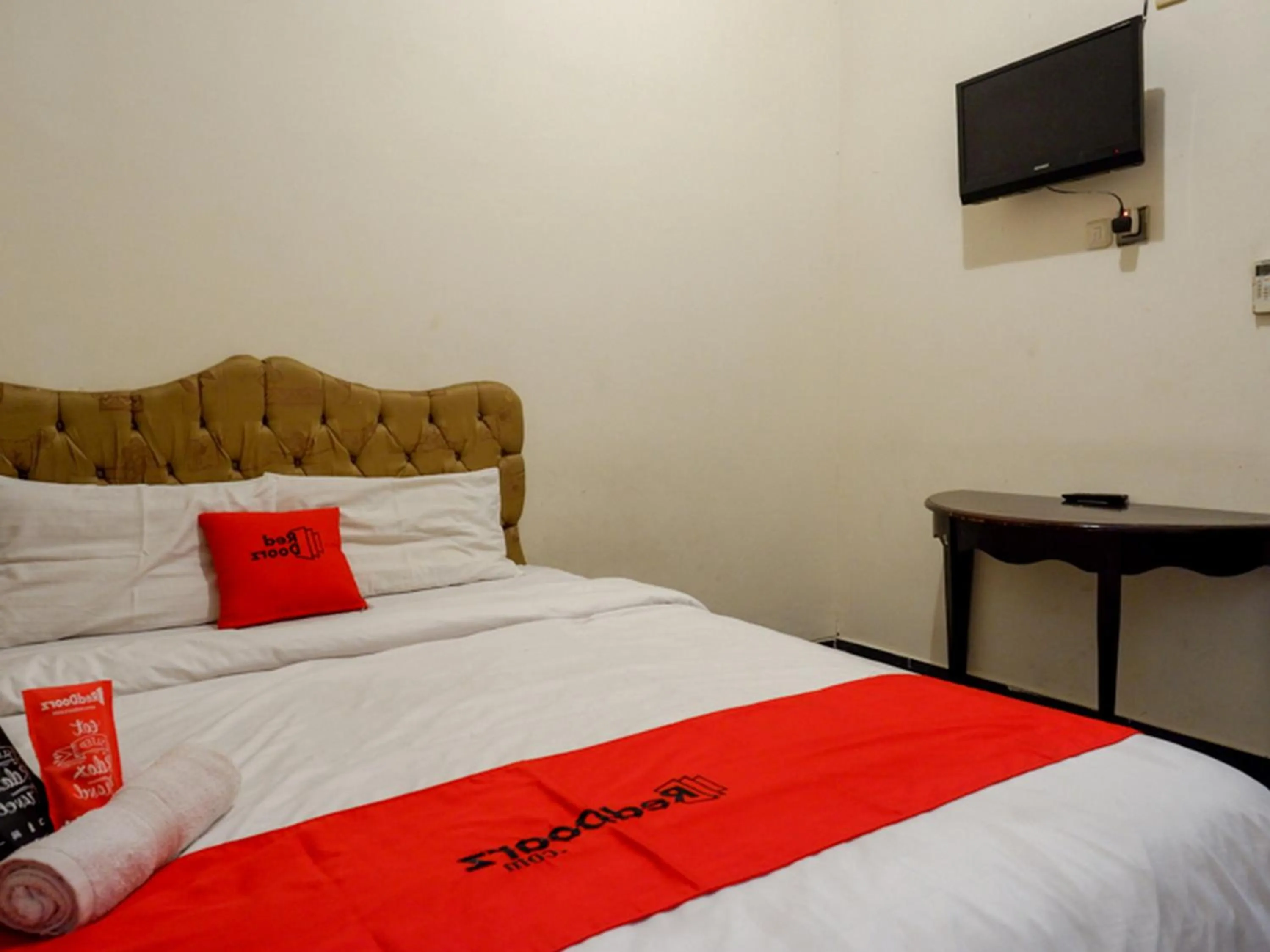 Bed in RedDoorz near Tugu Yogyakarta