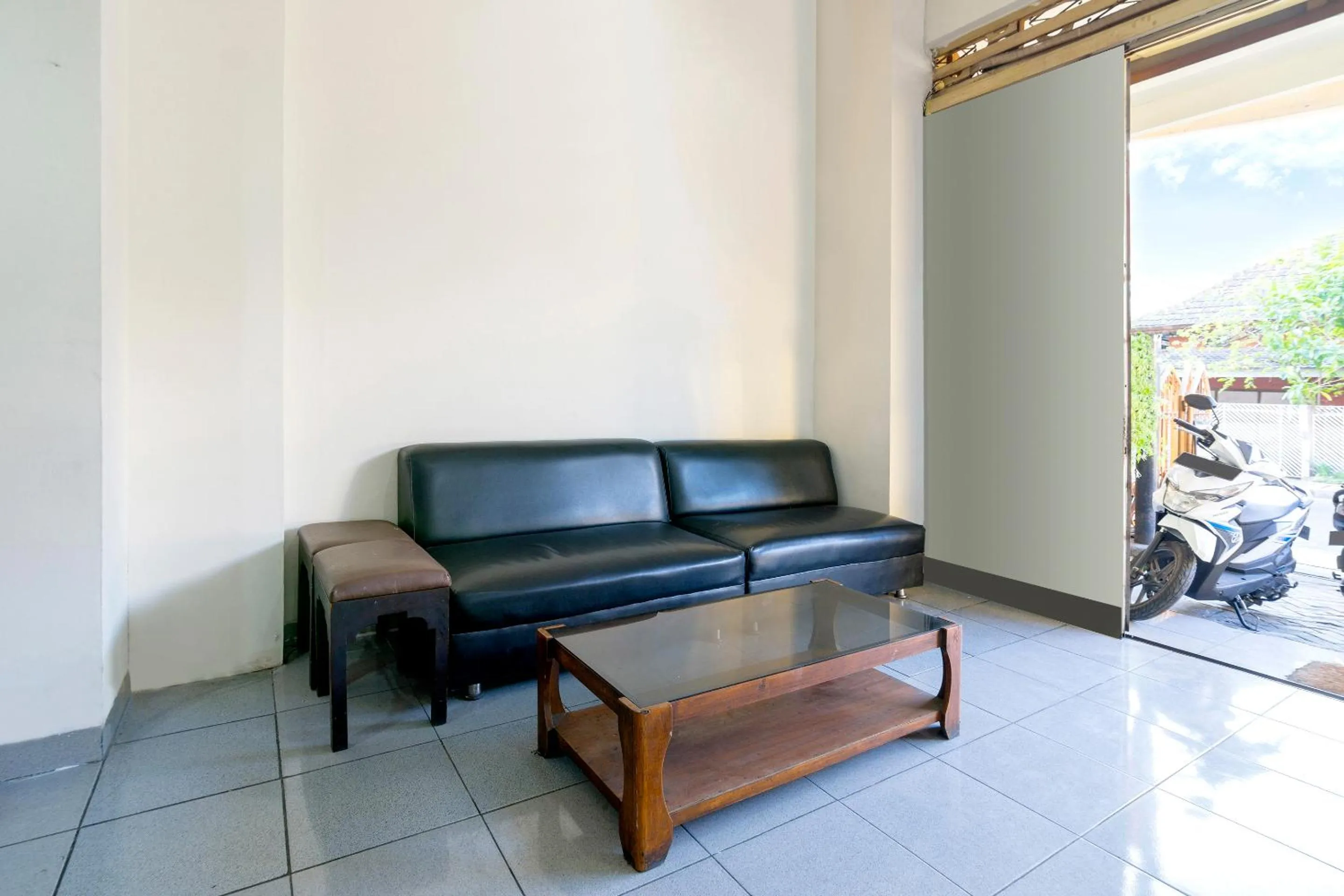 Lobby or reception in RedDoorz near Tugu Yogyakarta