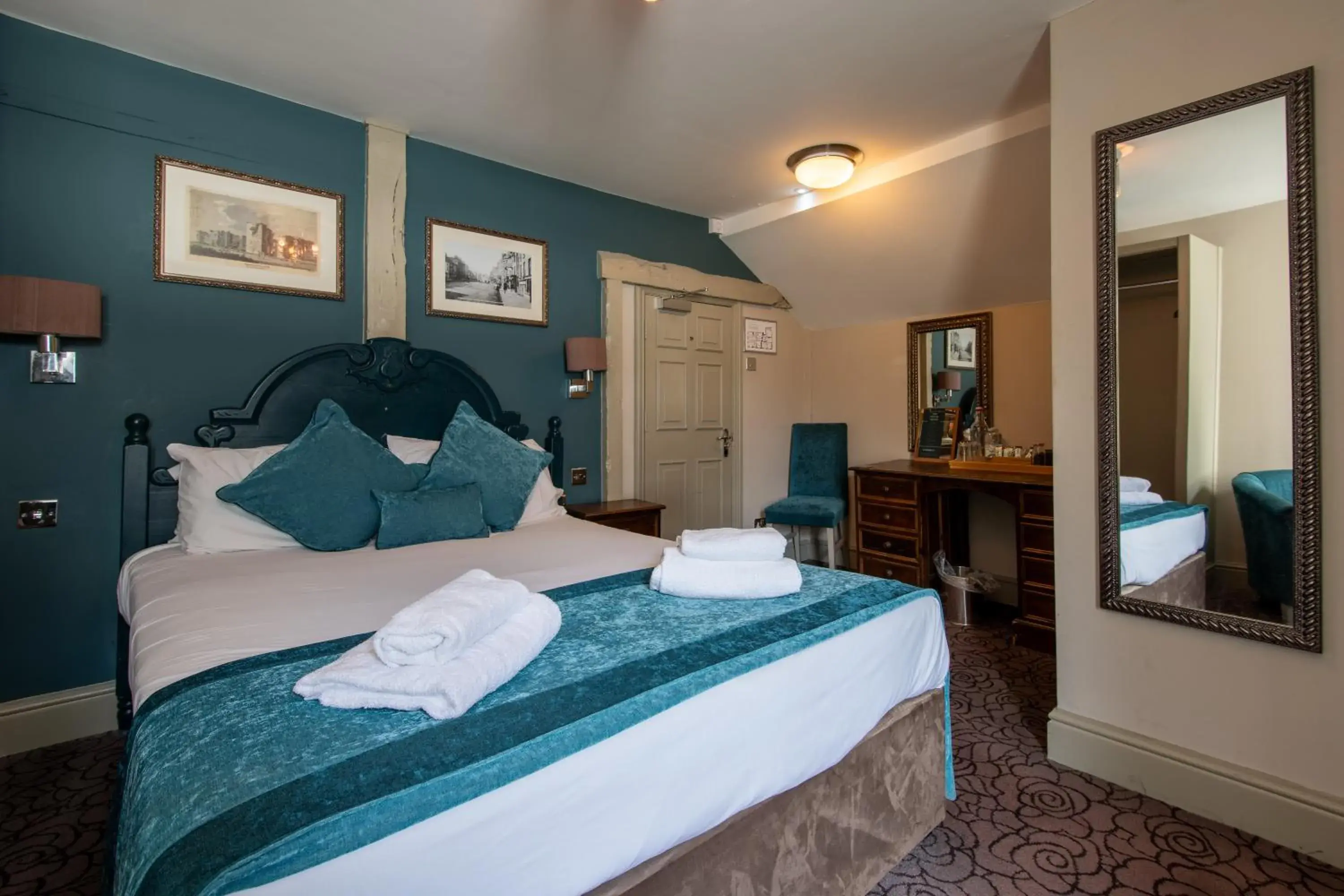 Deluxe Double Room with Bath in Punch House Monmouth Deluxe Double Room with Bath in Punch House Monmouth