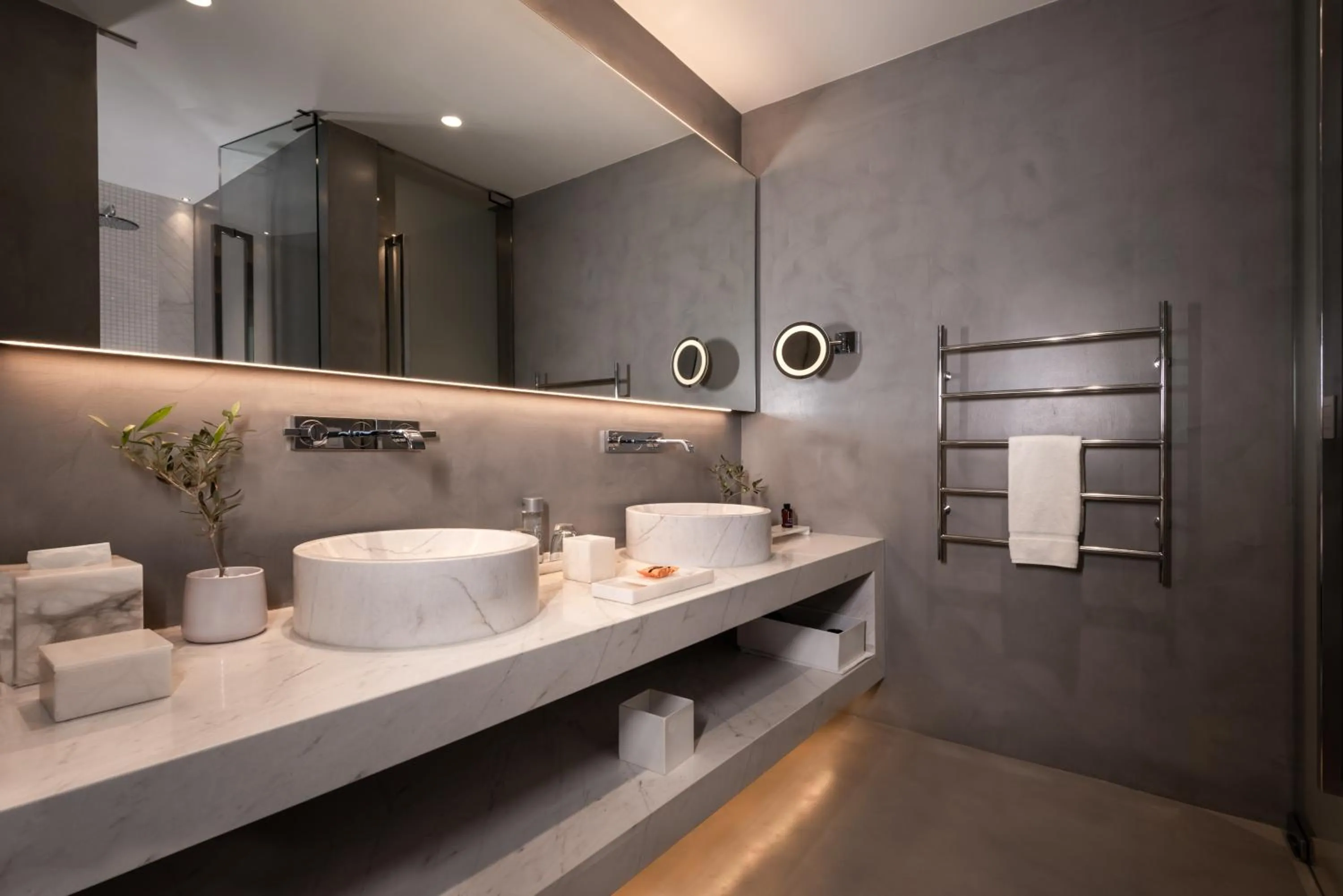 Shower in Grace Hotel, Auberge Collection