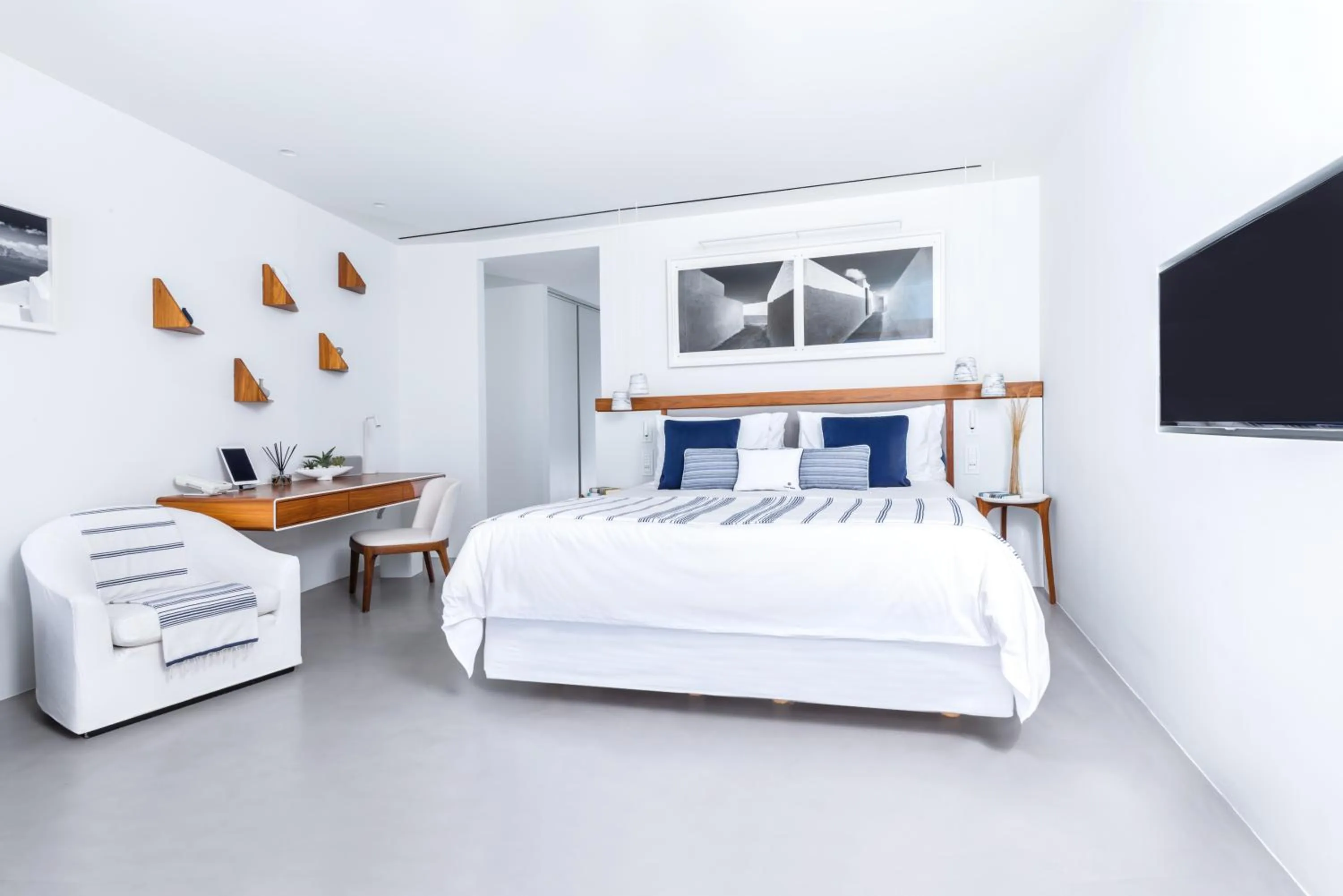 Bed in Grace Hotel, Auberge Collection