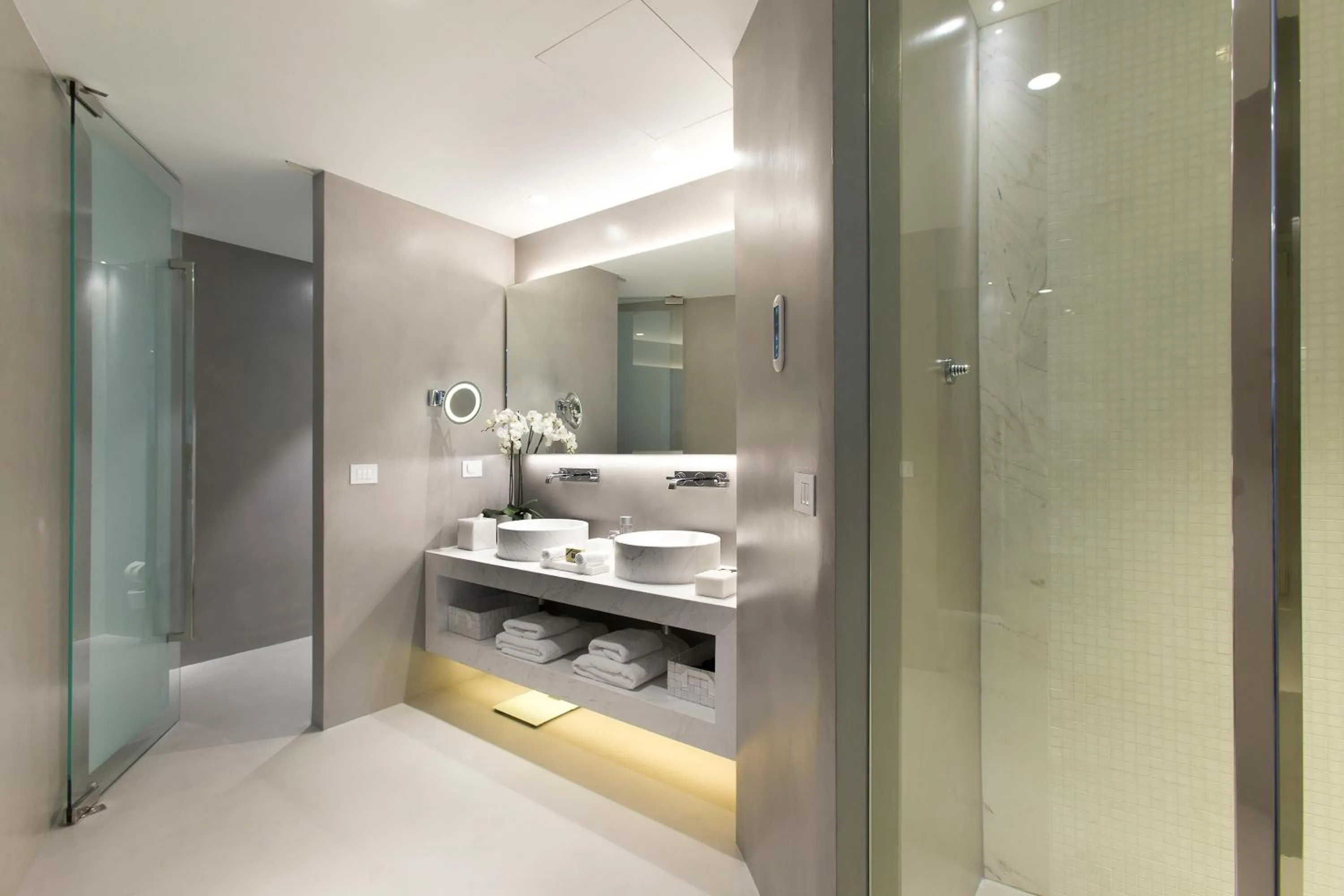 Shower in Grace Hotel, Auberge Collection