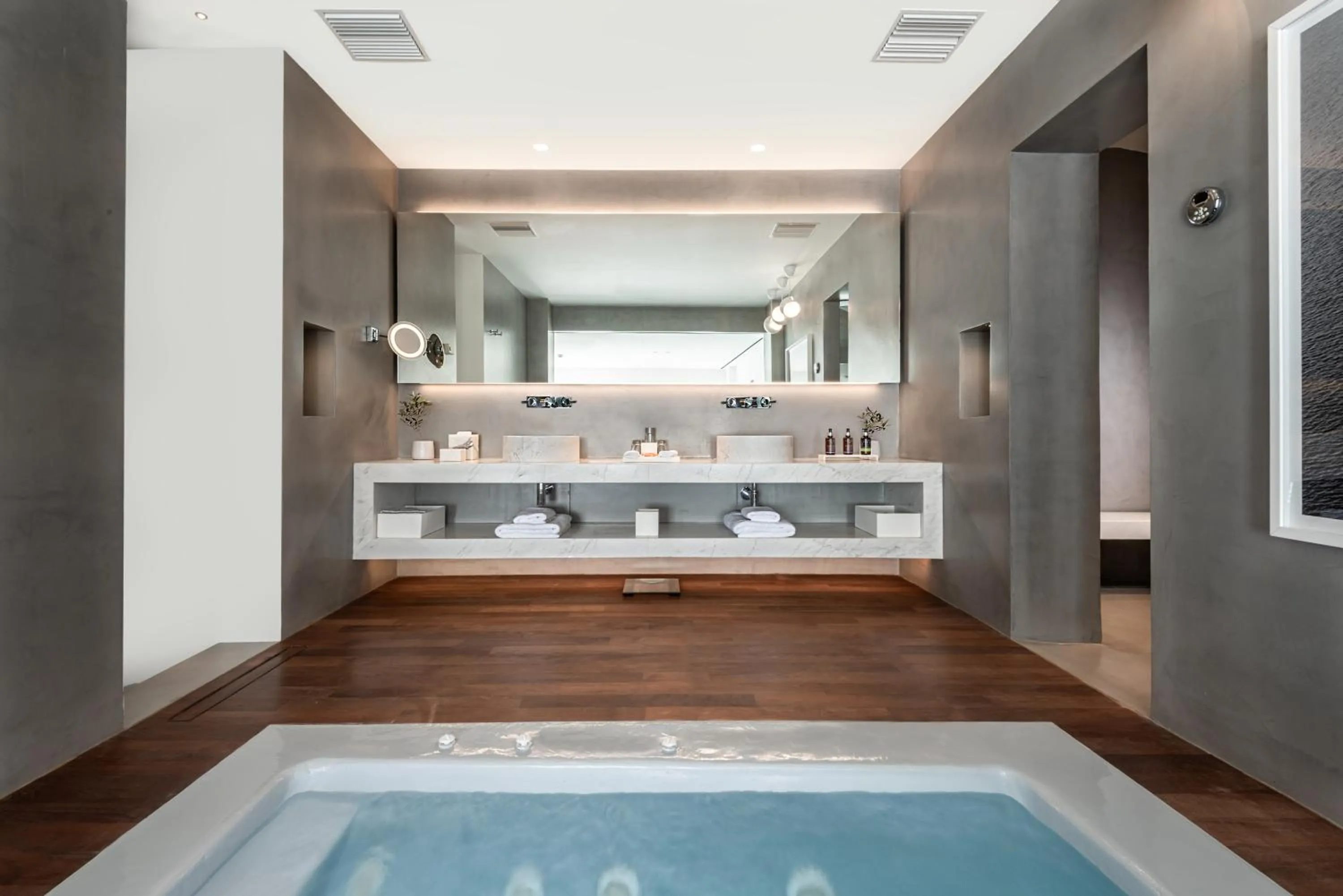 Grace Hotel, Auberge Collection