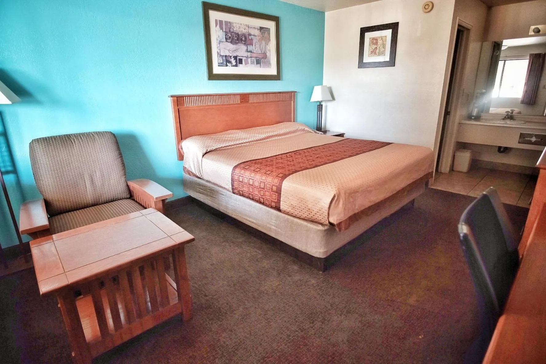 Seating area, Bed in Claridge Inn - St. George