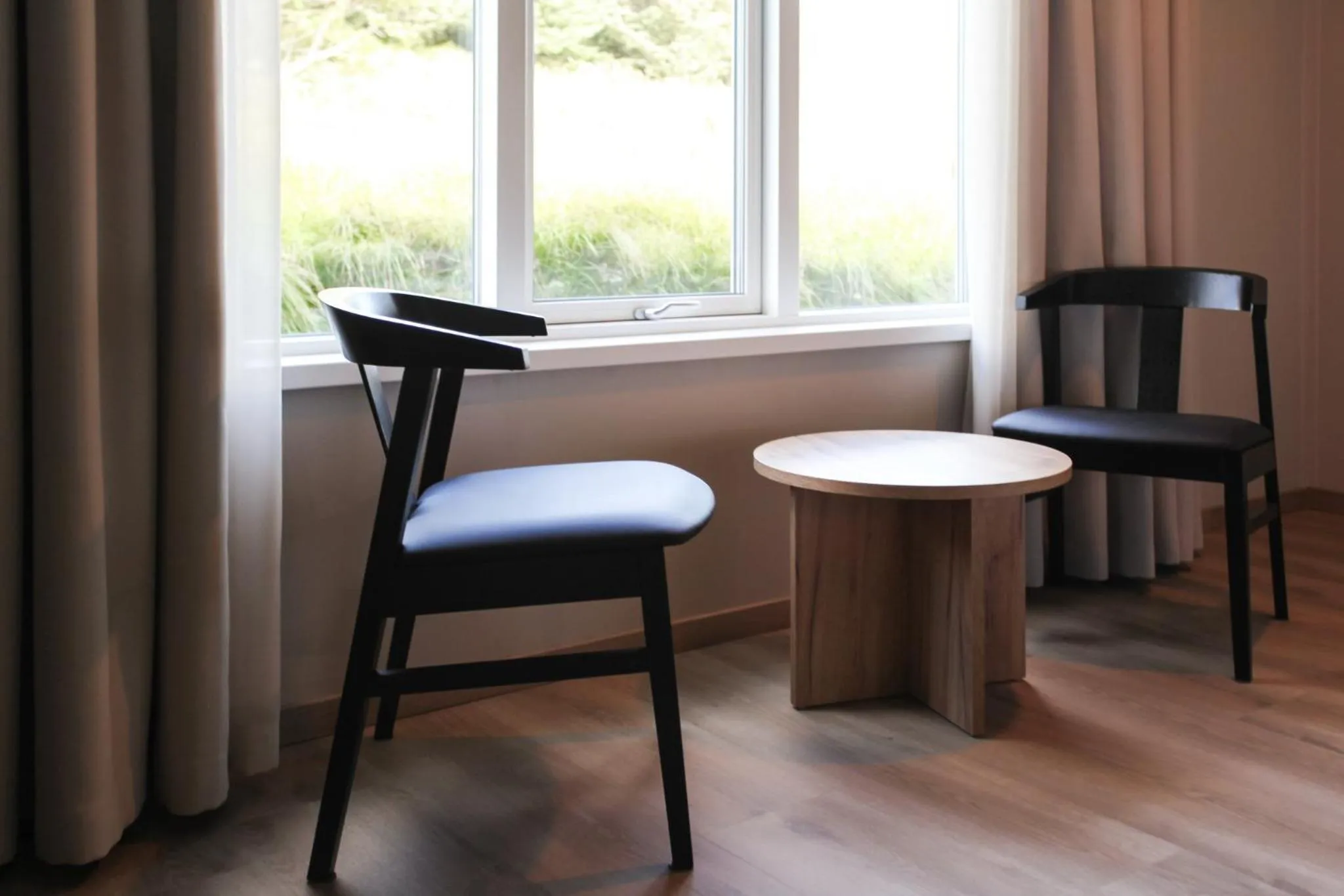 Photo of the whole room in Hestheimar