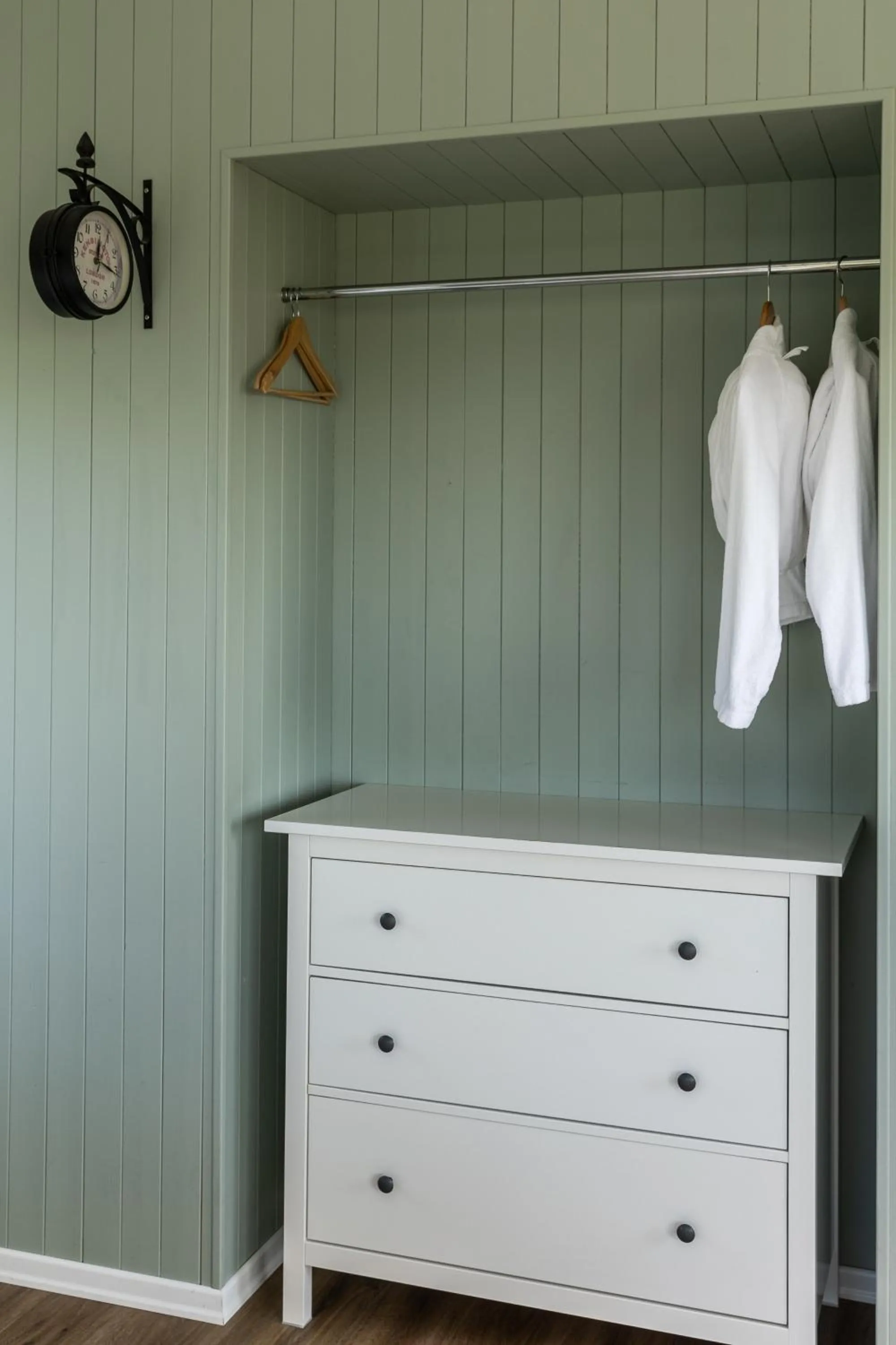 Photo of the whole room in Hestheimar