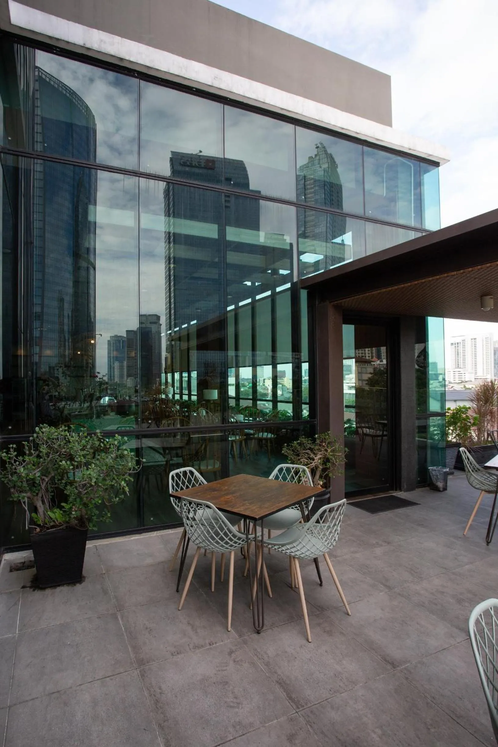 Restaurant/places to eat in Avissa Suites