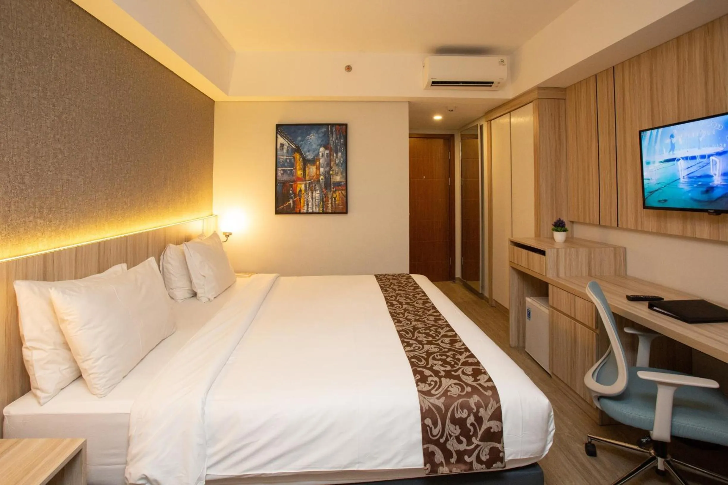 Photo of the whole room, Bed in Avissa Suites