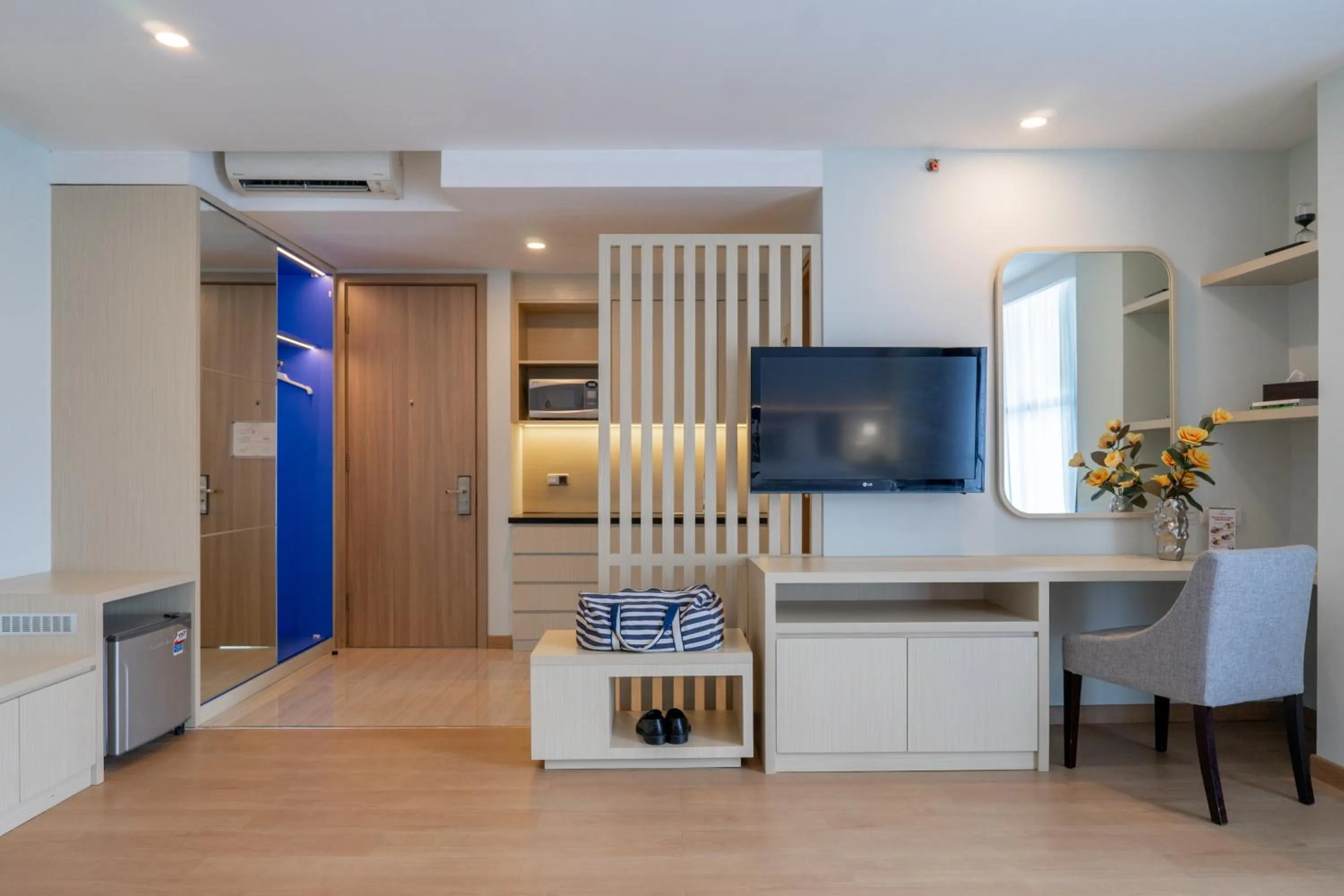 wardrobe in Avissa Suites