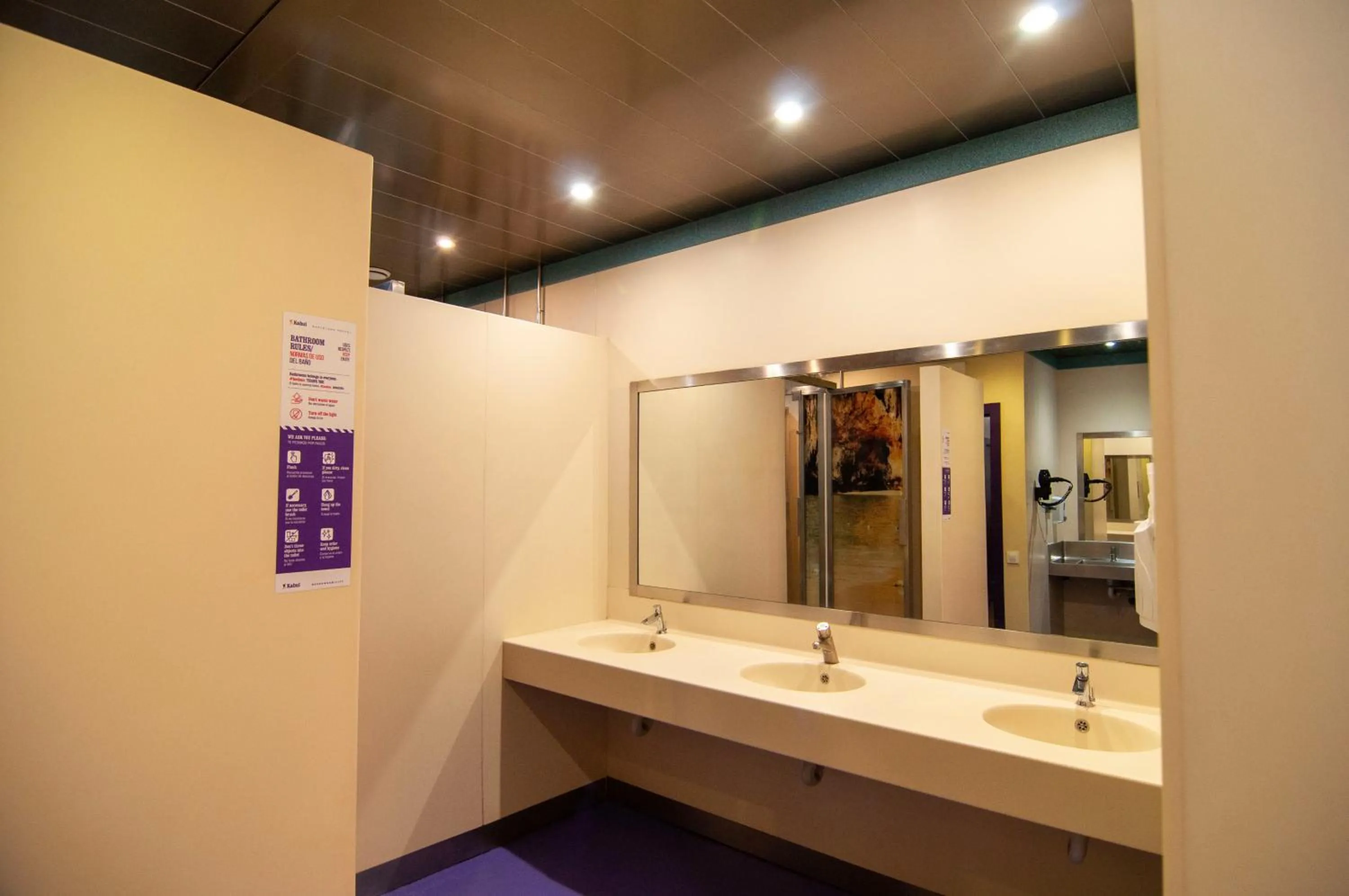 Bathroom in Kabul Party Hostel Barcelona