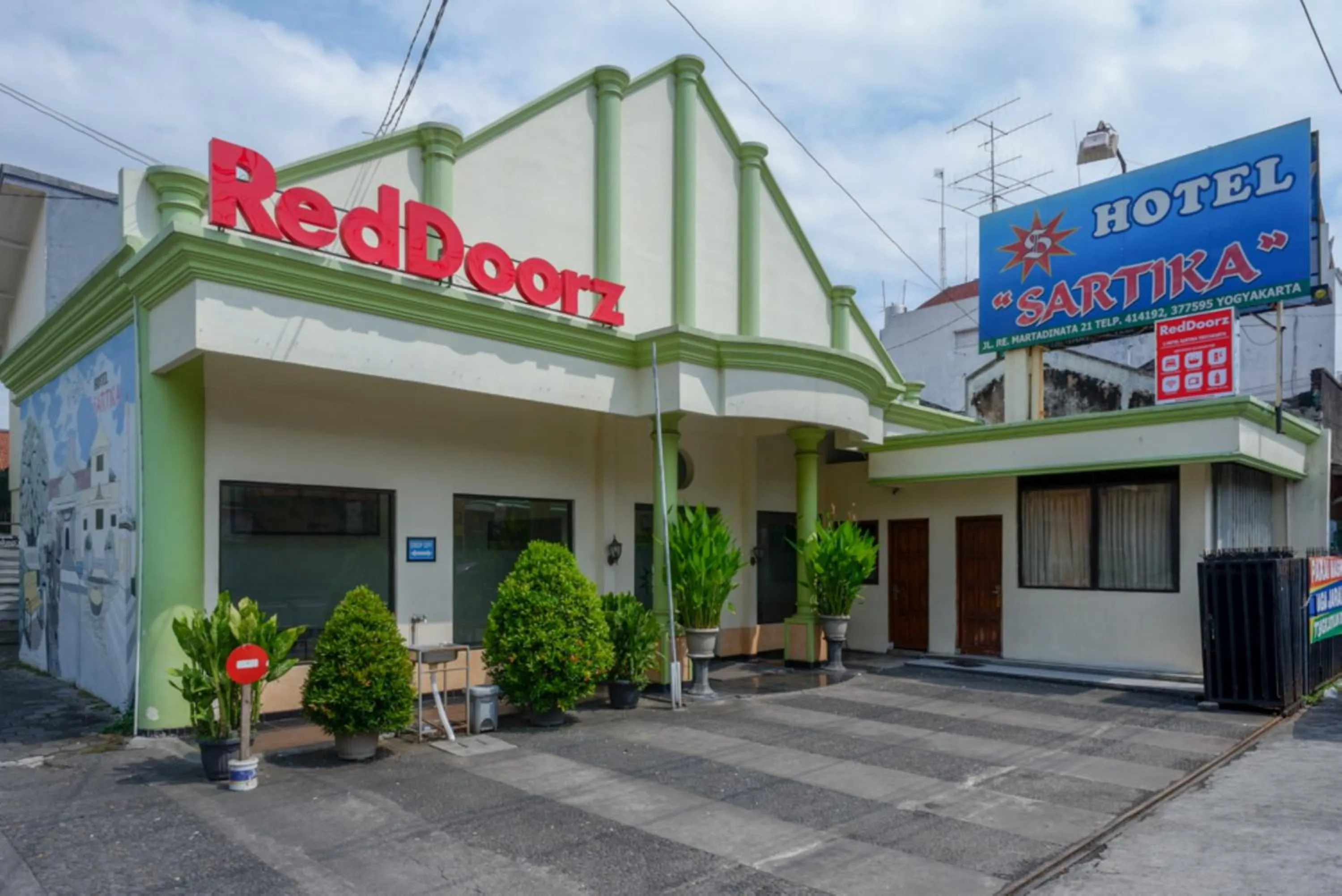 Property building in RedDoorz At Hotel Sartika Yogyakarta