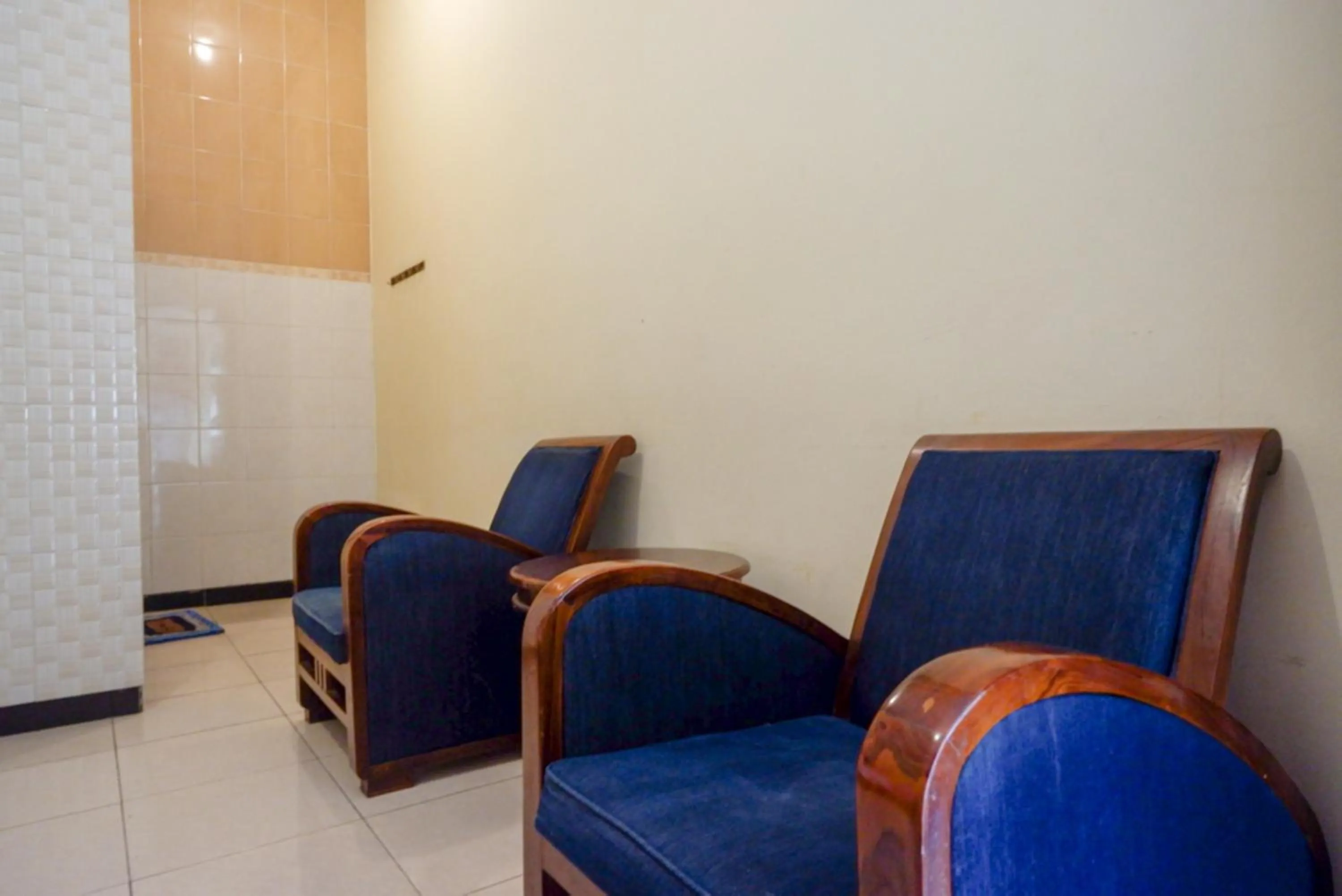 Living room in RedDoorz At Hotel Sartika Yogyakarta