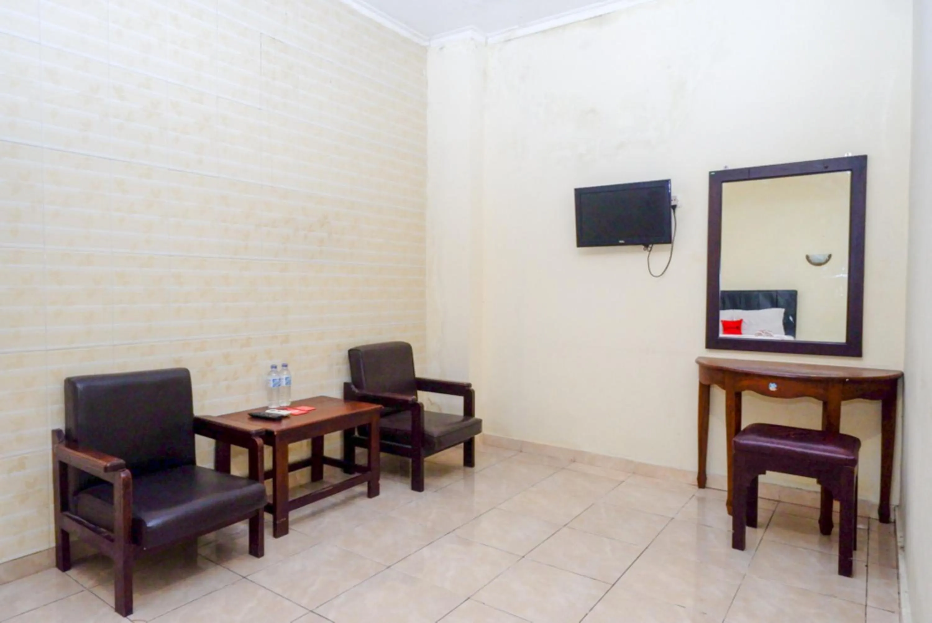 Seating area in RedDoorz At Hotel Sartika Yogyakarta