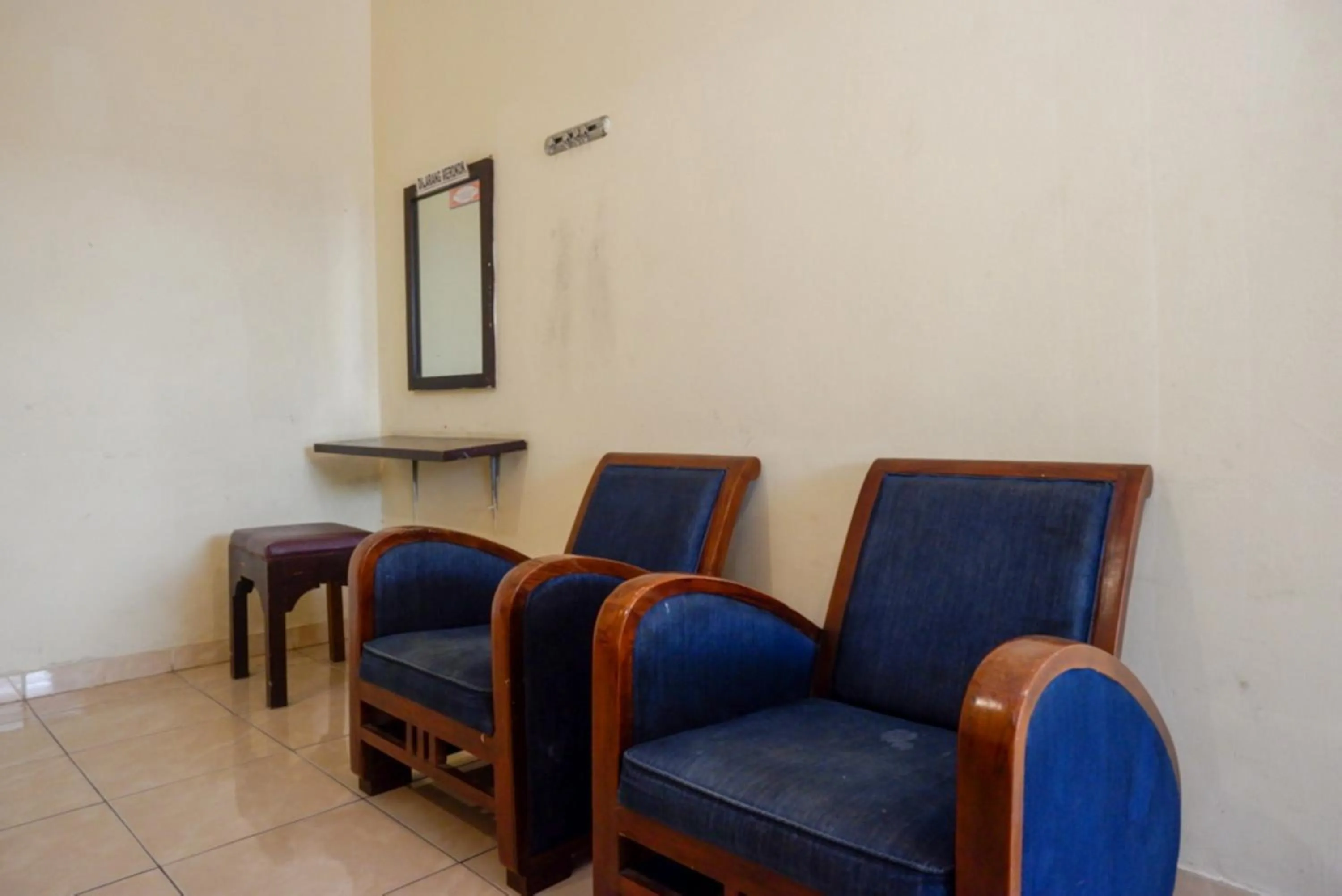 Living room in RedDoorz At Hotel Sartika Yogyakarta