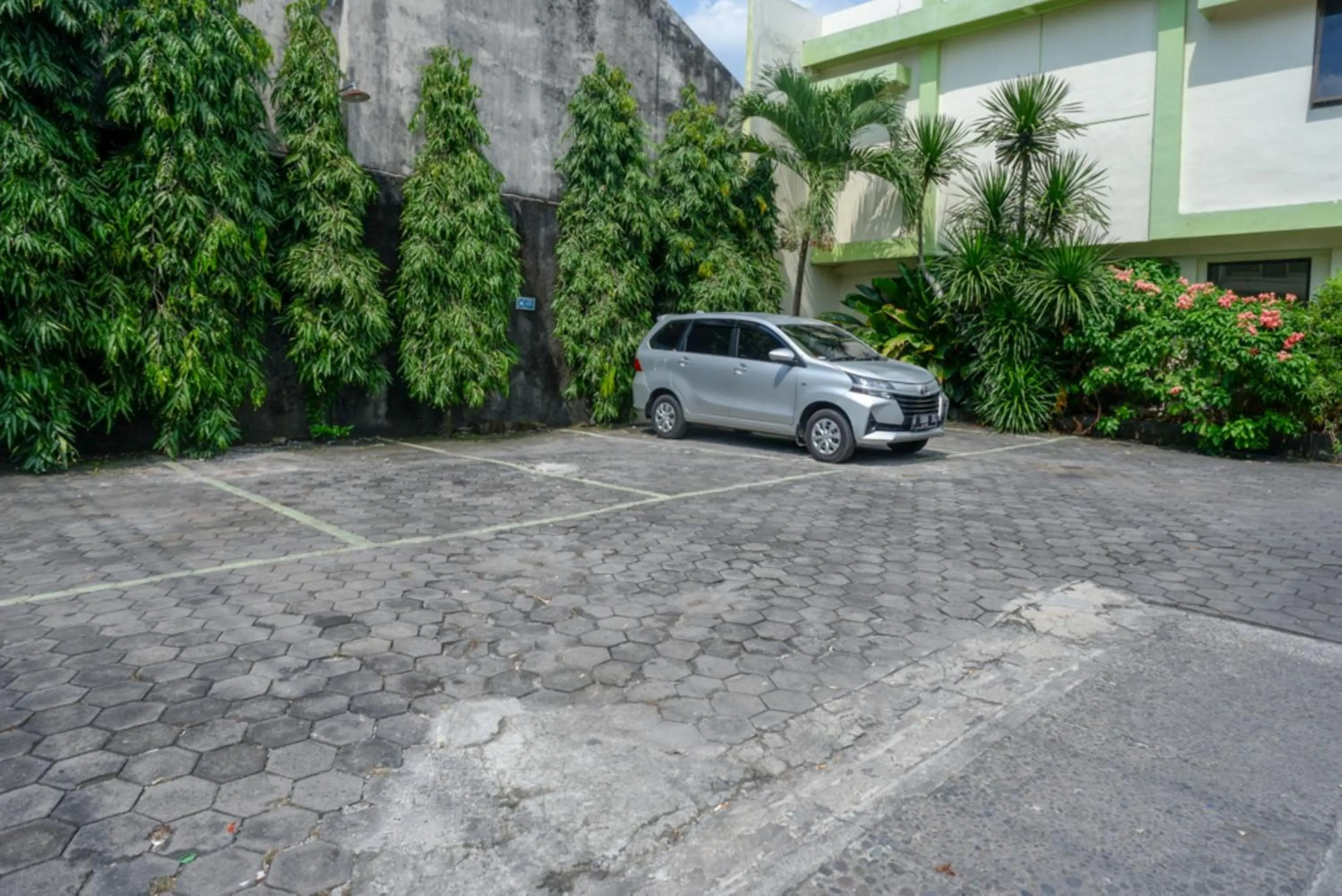 Parking in RedDoorz At Hotel Sartika Yogyakarta