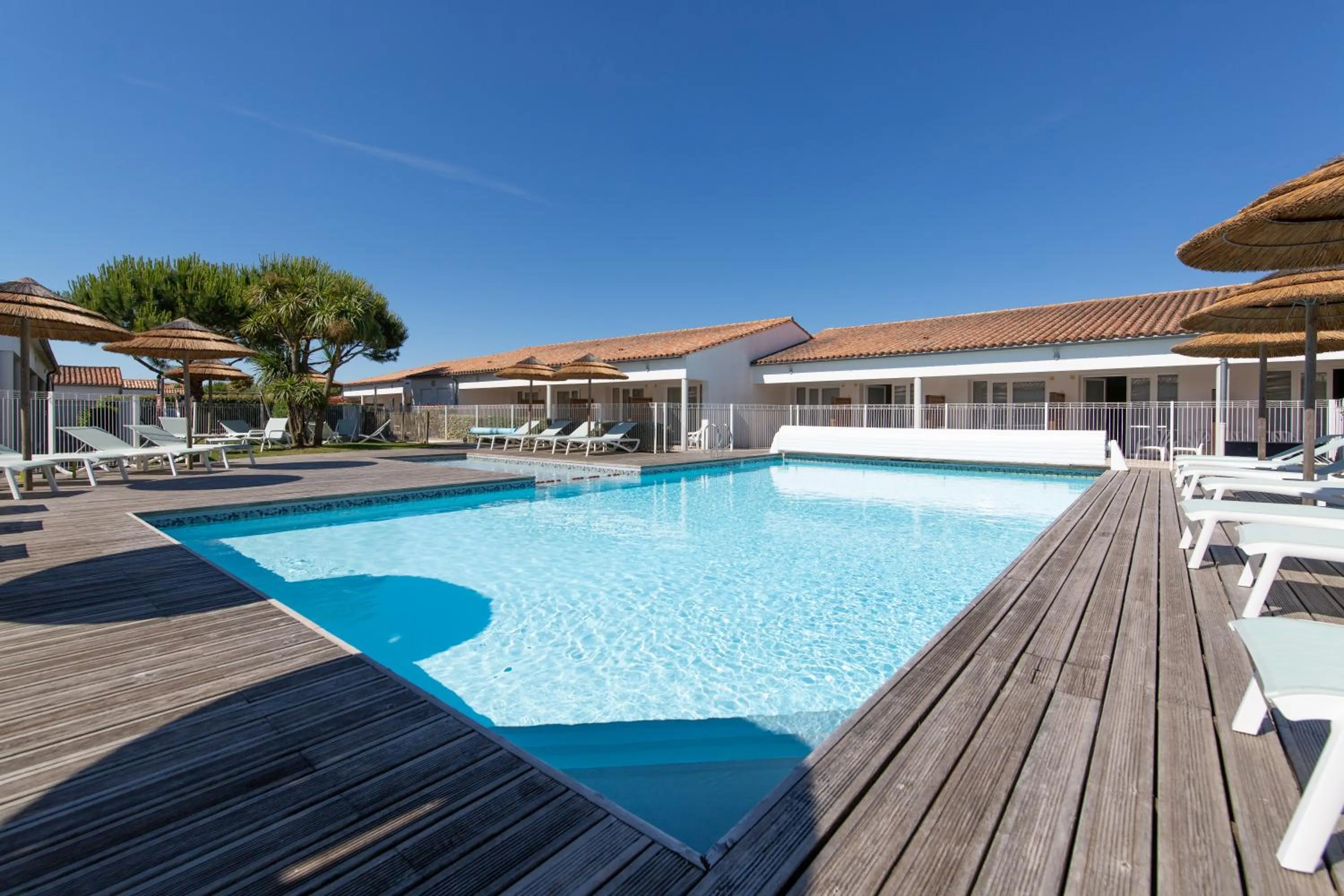 Swimming pool in Hôtel de Ré, "The Originals Résidence"