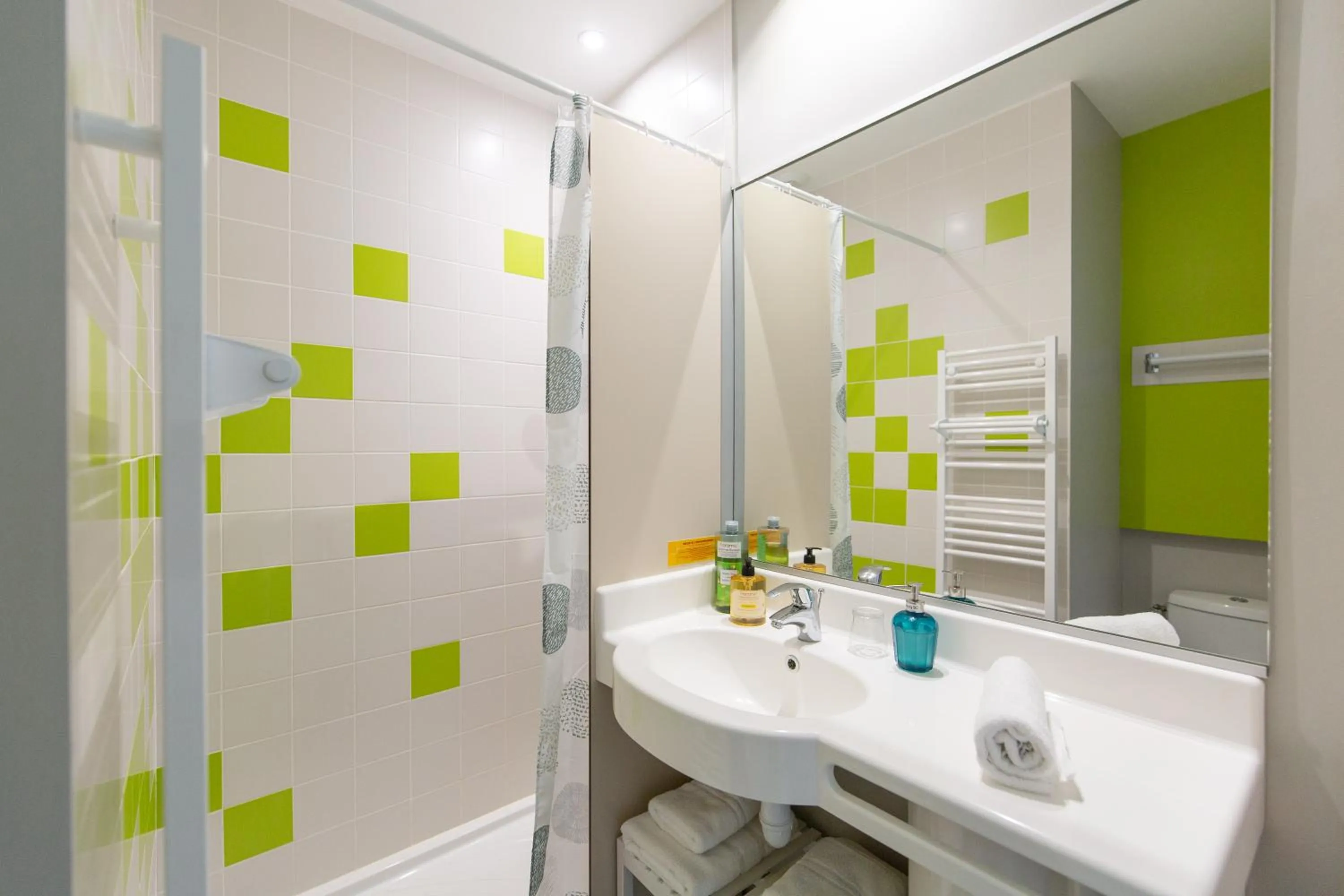 Bathroom in Hôtel de Ré, "The Originals Résidence"