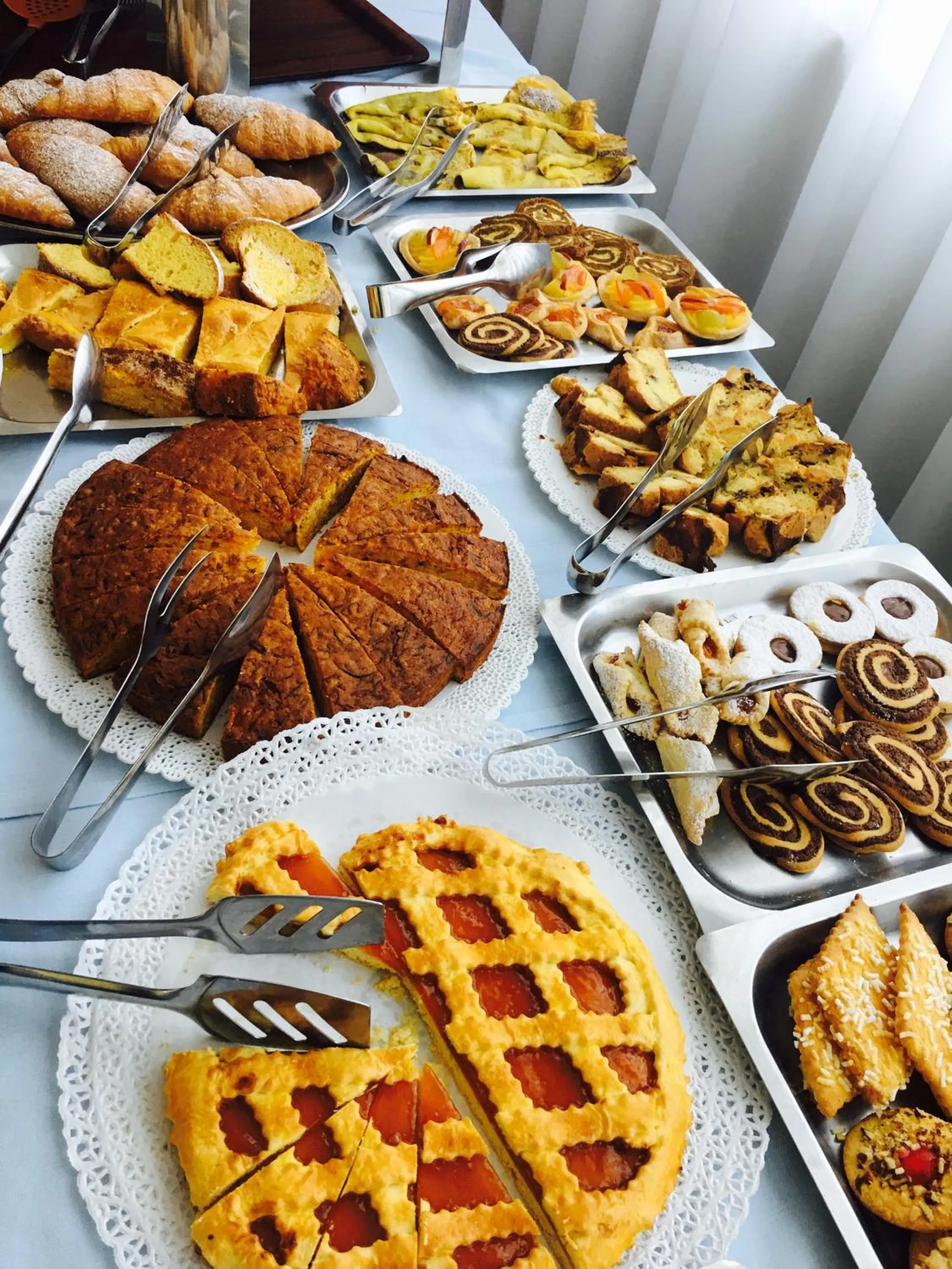 Restaurant/places to eat in Hotel Monica