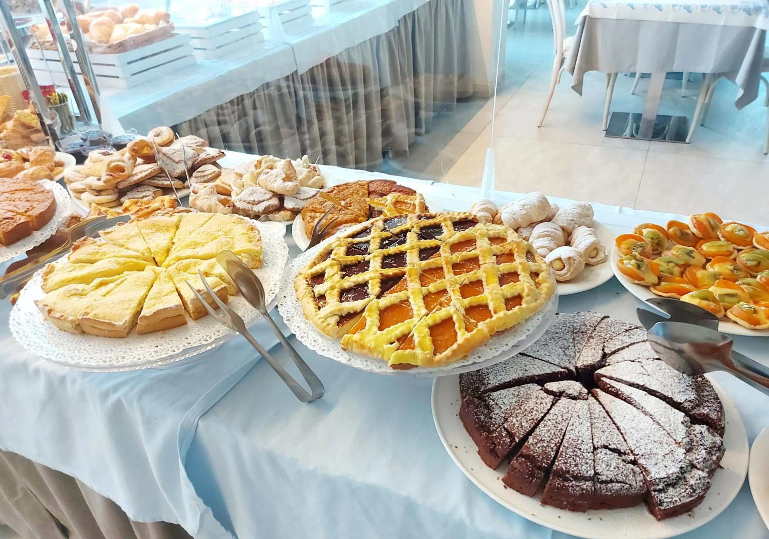 Restaurant/places to eat in Hotel Monica