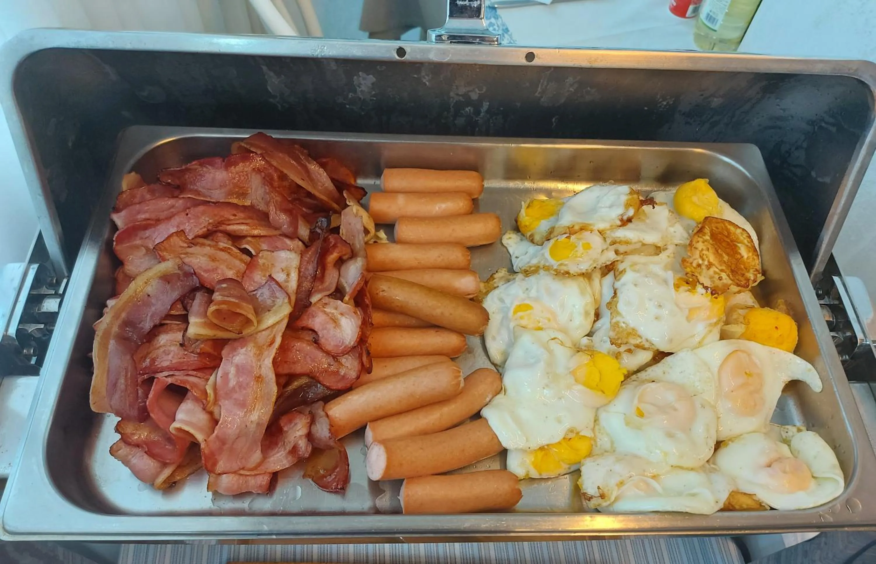 Restaurant/places to eat in Hotel Monica