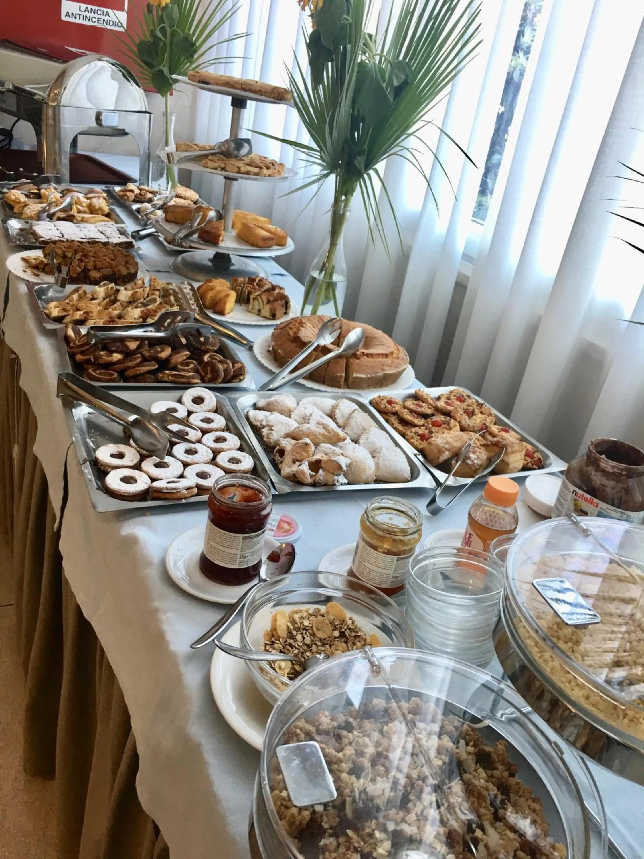 Restaurant/places to eat in Hotel Monica