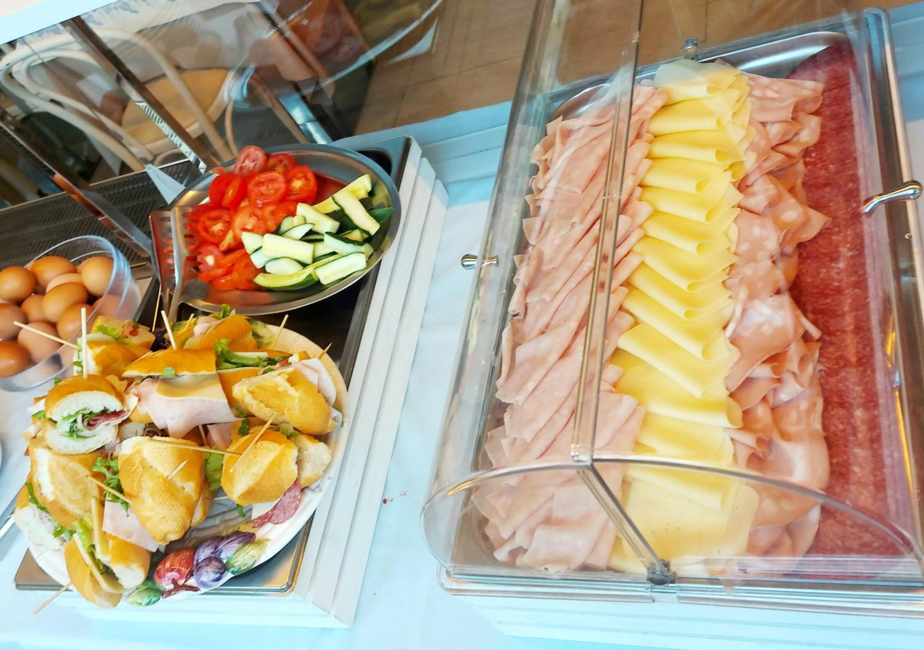 Restaurant/places to eat in Hotel Monica