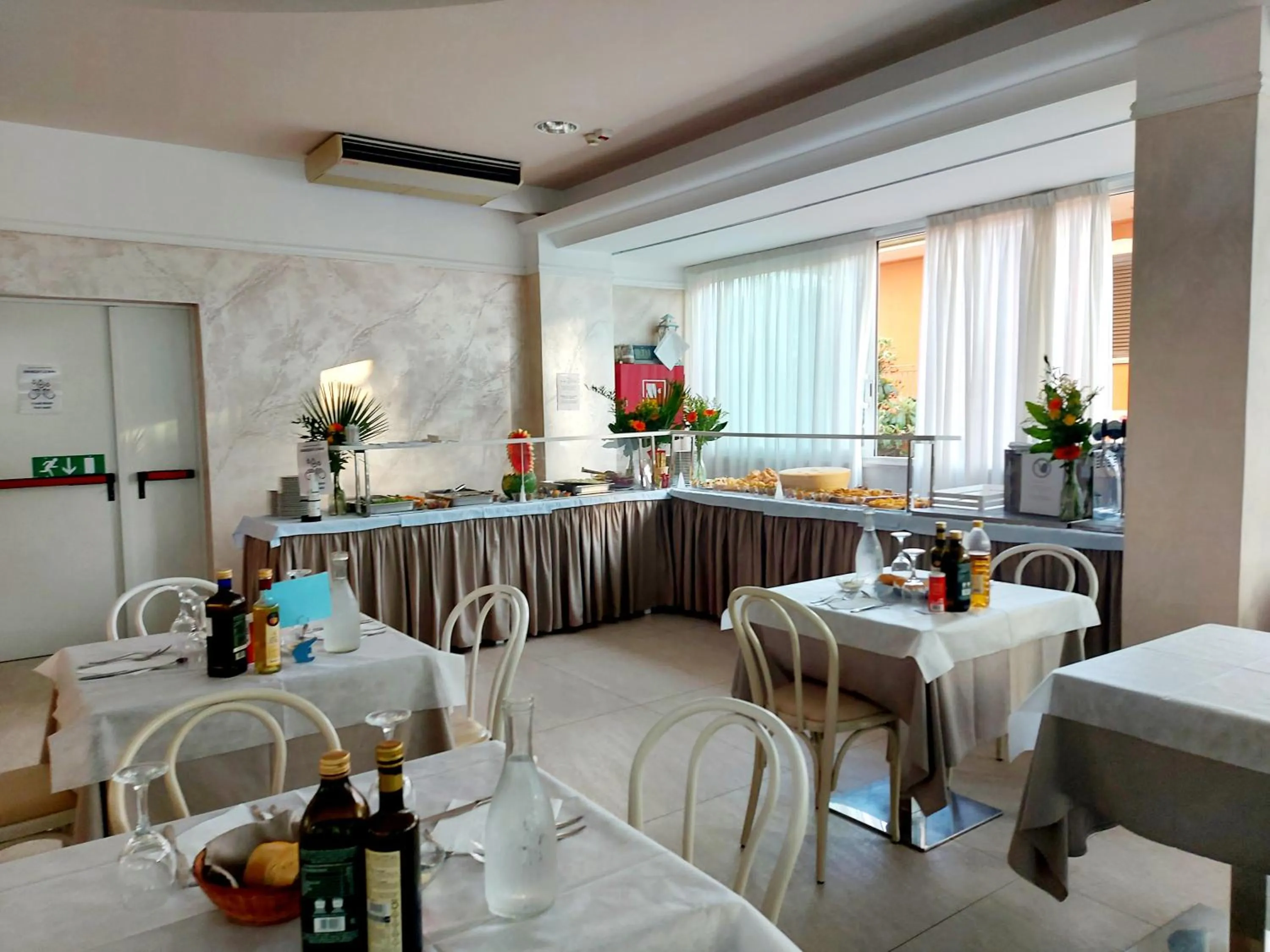 Restaurant/places to eat in Hotel Monica