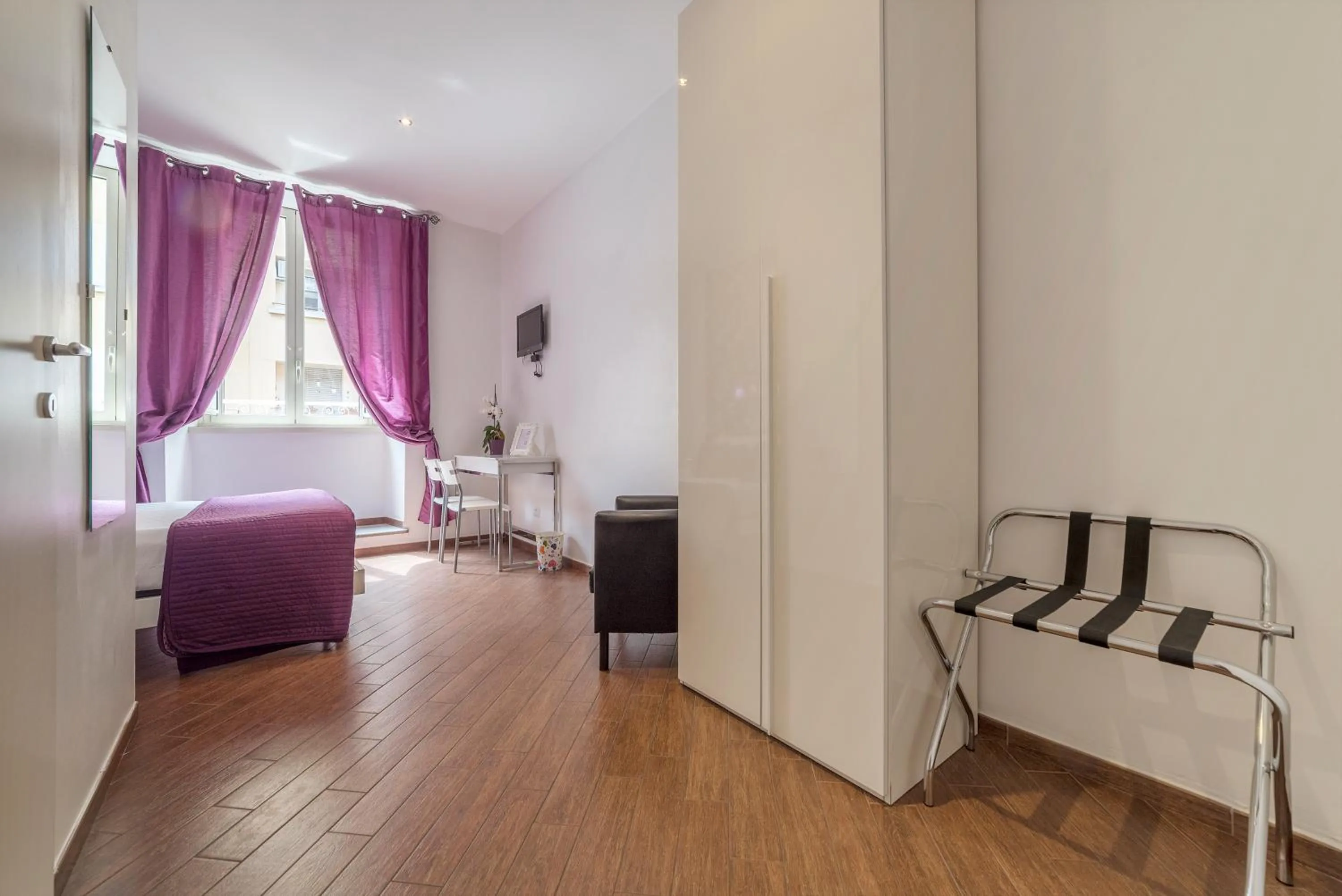 Photo of the whole room, Bed in Be My Guest