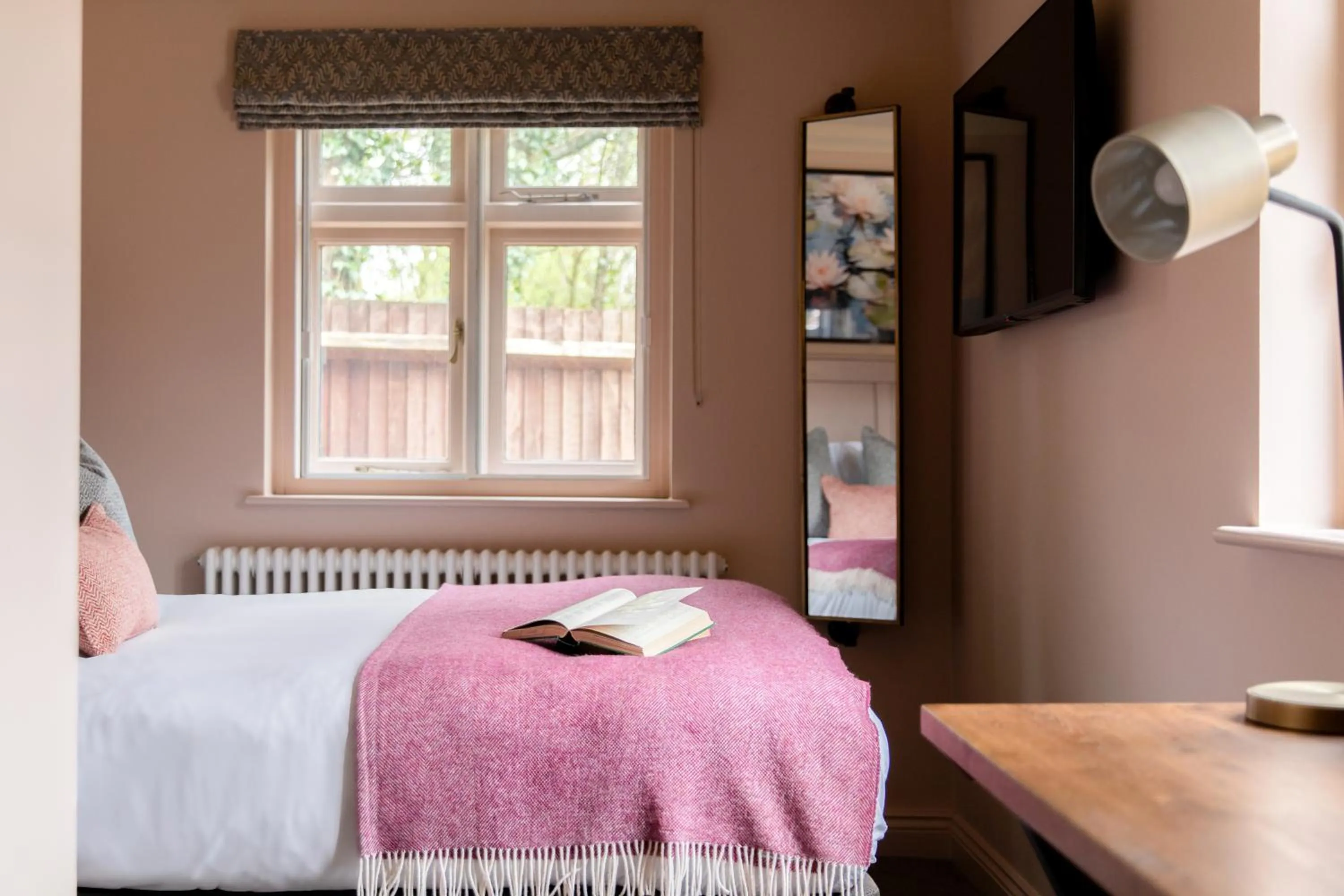 Bedroom, Bed in The Carnarvon Arms