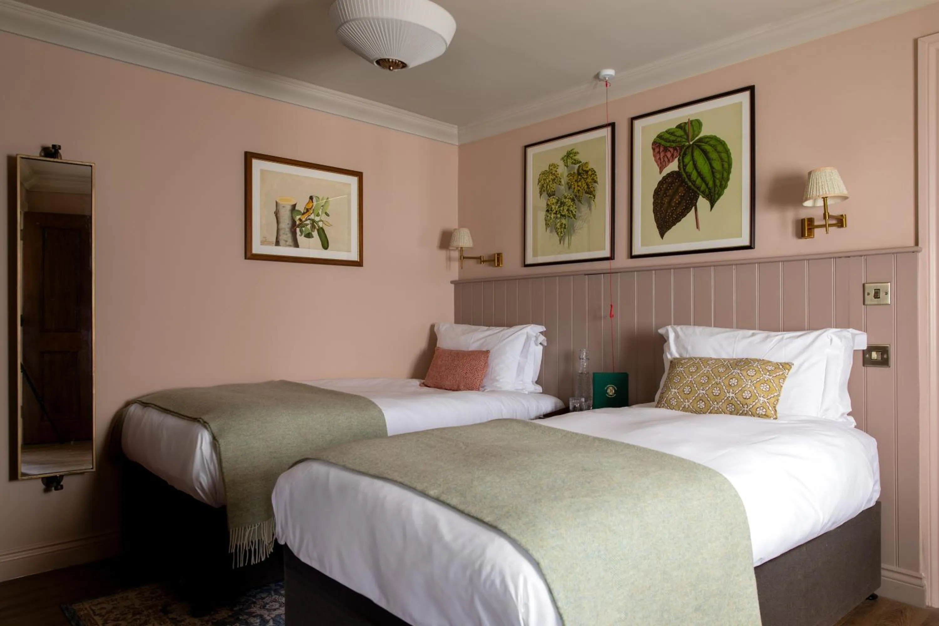 Bedroom, Bed in The Carnarvon Arms