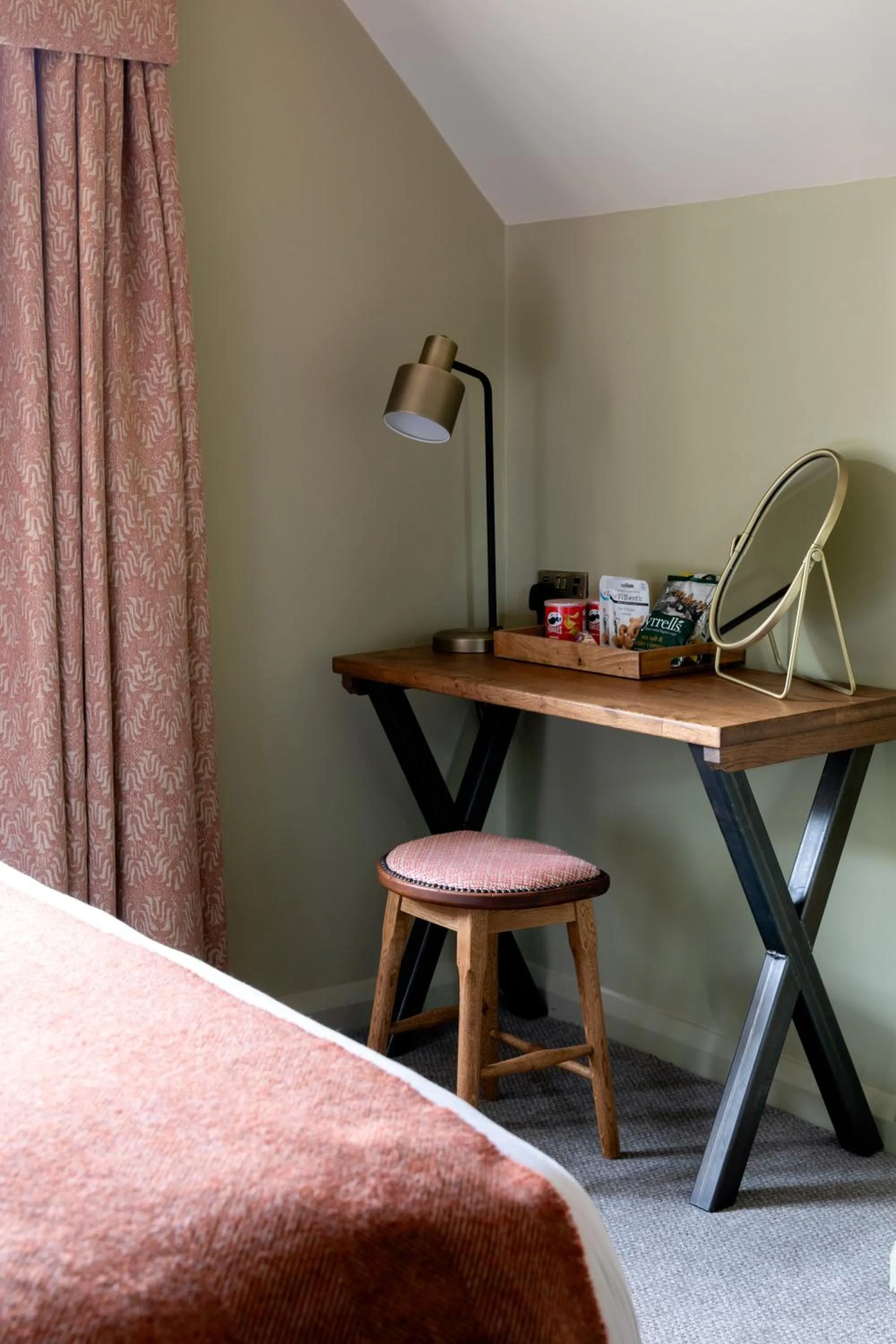 Bedroom in The Carnarvon Arms