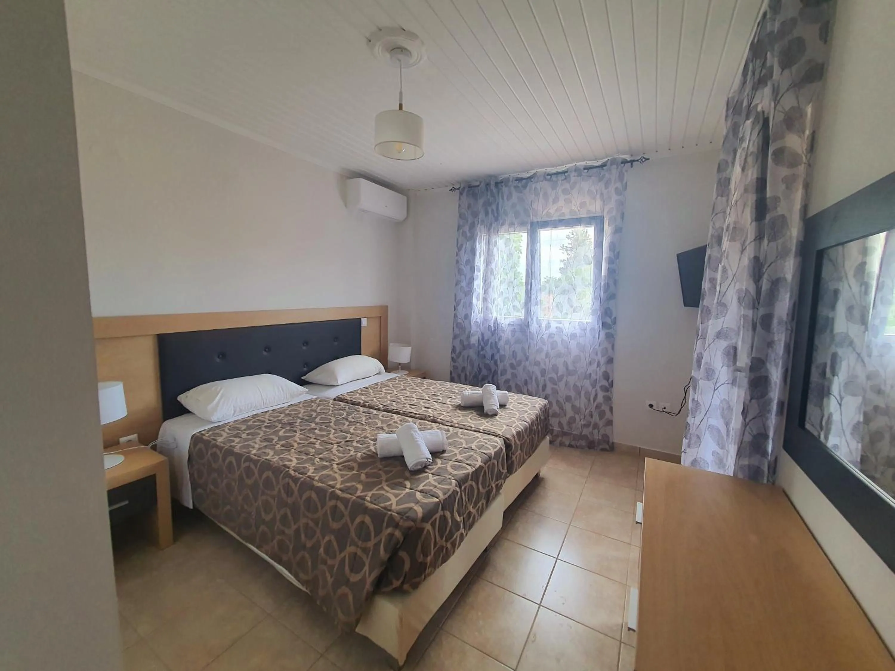 Bed in BELLA De LUX APTS