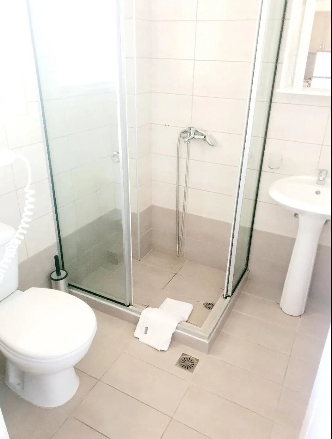 Shower in BELLA De LUX APTS