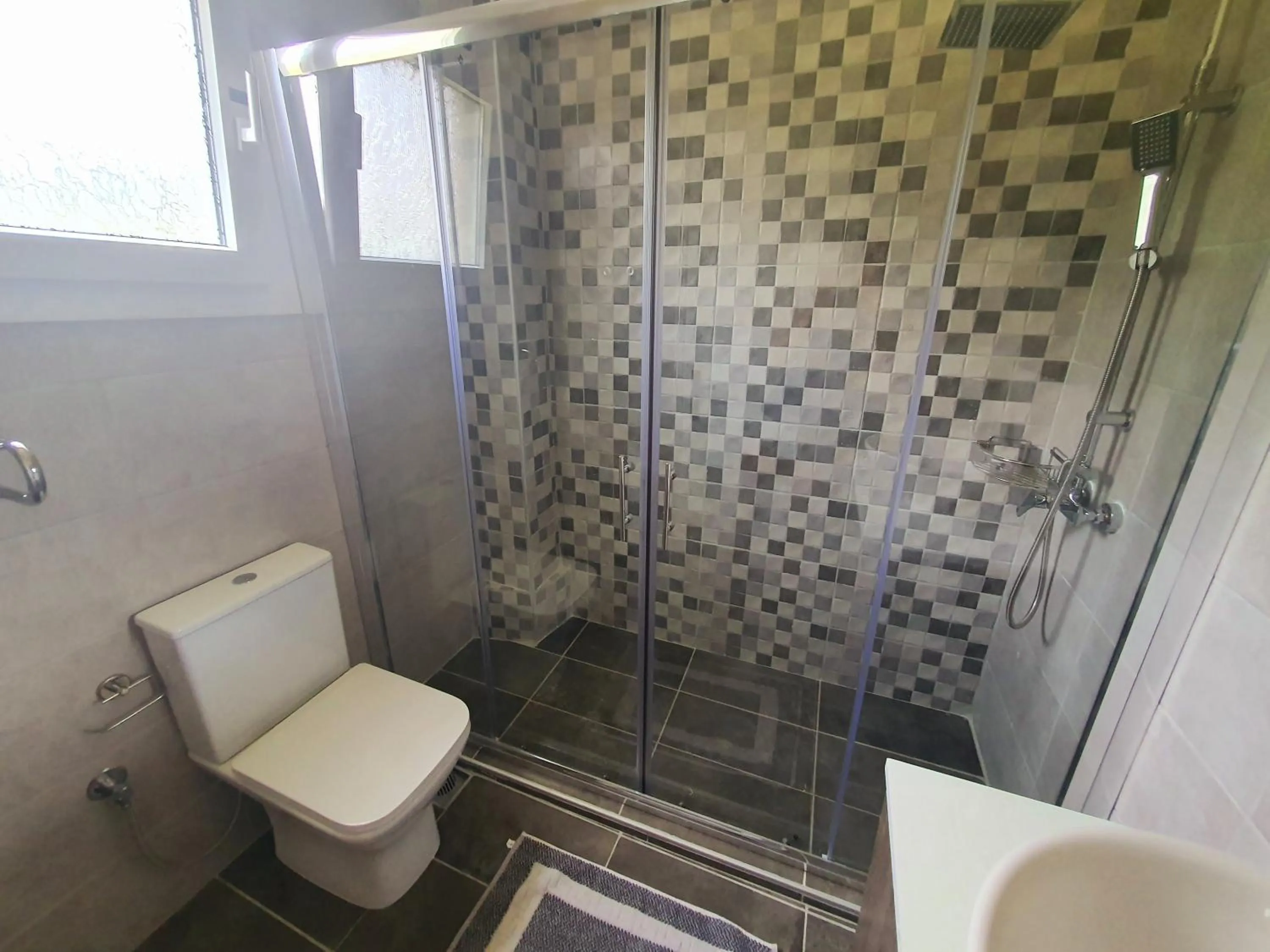 Shower in BELLA De LUX APTS