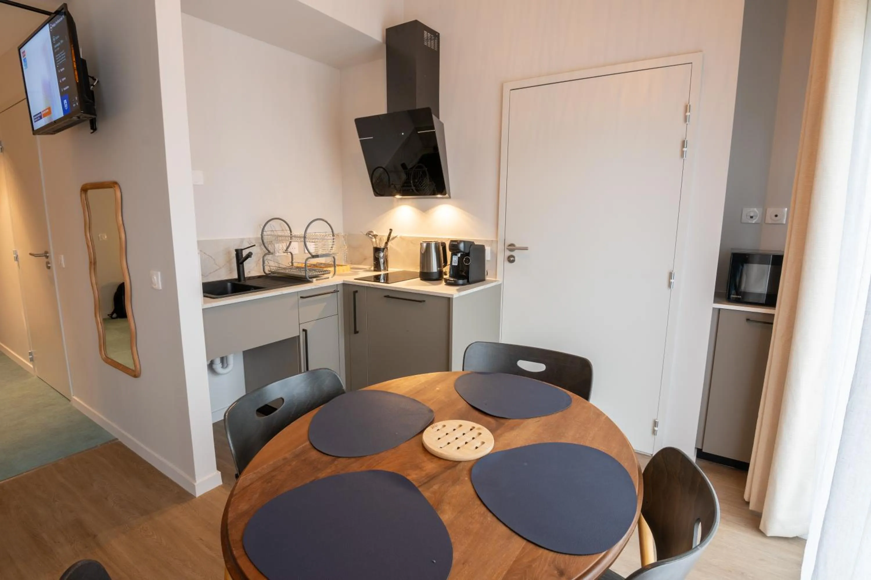 Kitchen or kitchenette in The Originals City, Ara Hôtel, Landerneau