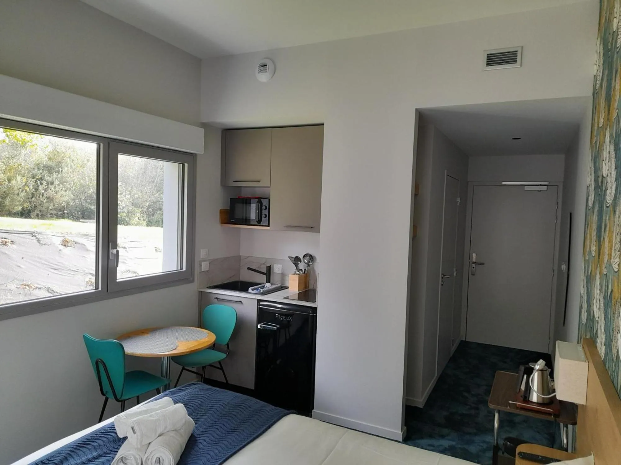 Kitchen or kitchenette, Bed in The Originals City, Ara Hôtel, Landerneau