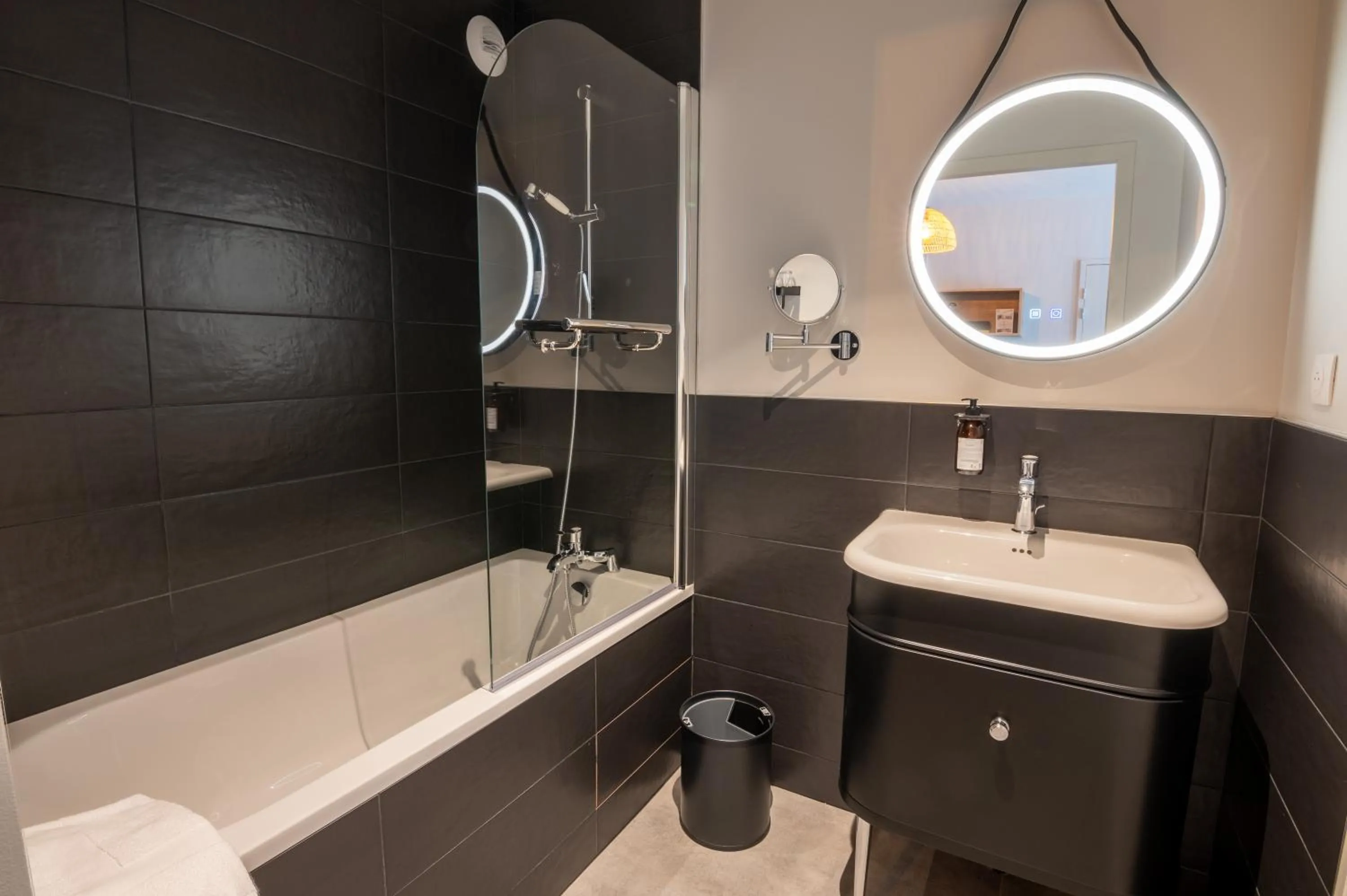 Bathroom in The Originals City, Ara Hôtel, Landerneau