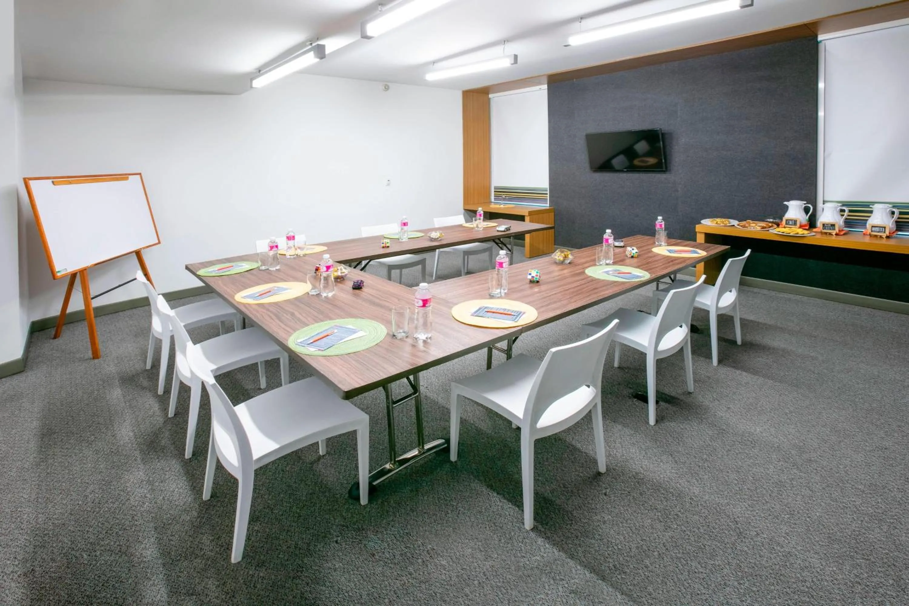 Meeting/conference room in Aloft Bogotá Airport