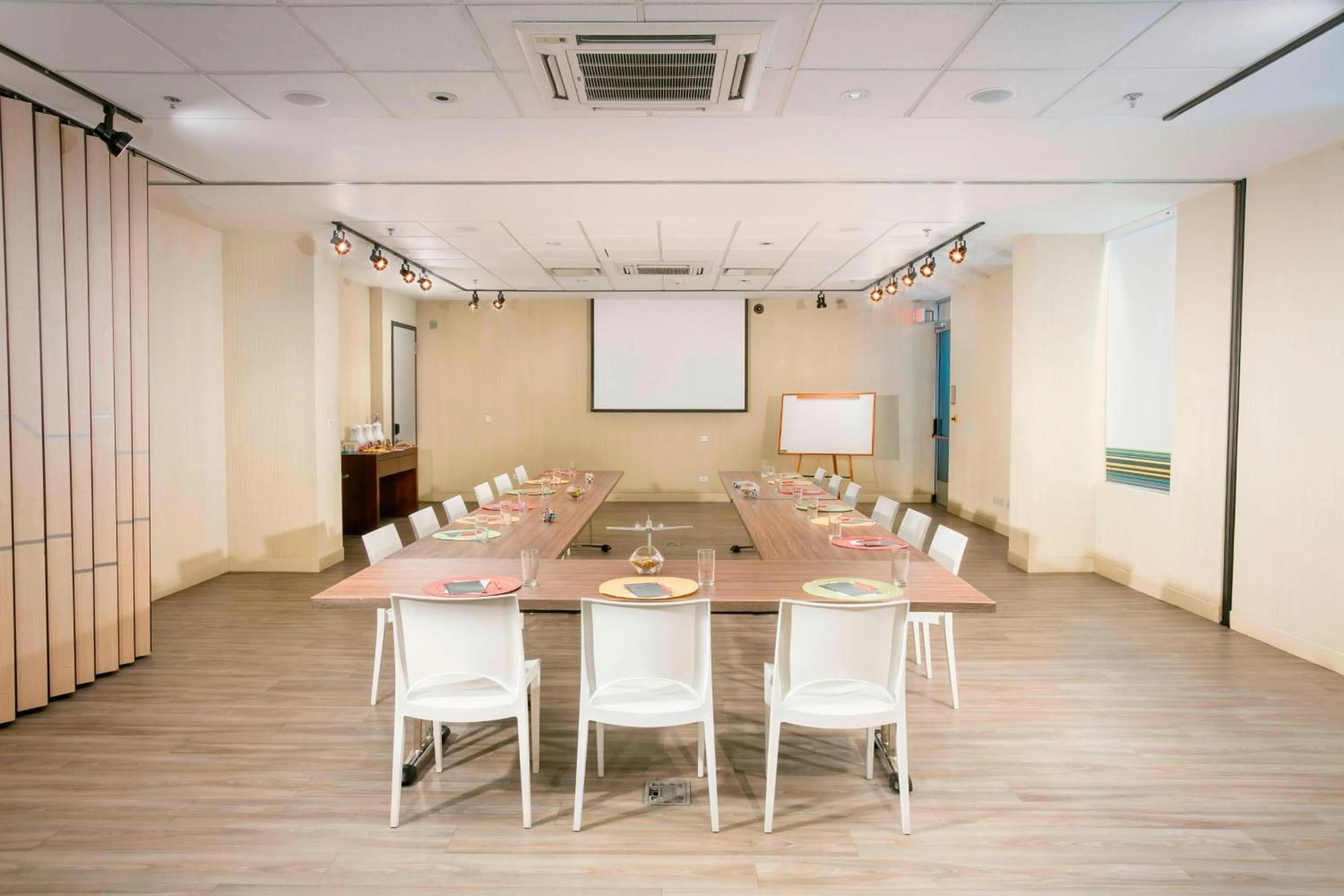Meeting/conference room in Aloft Bogotá Airport