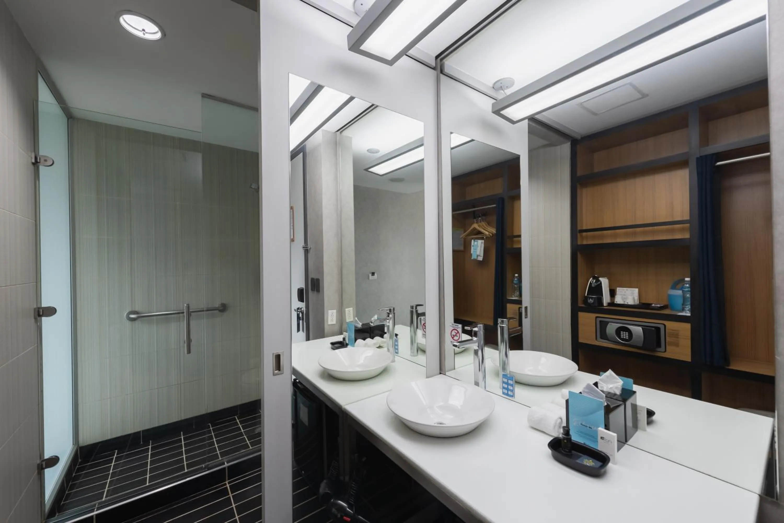 Bathroom in Aloft Bogotá Airport