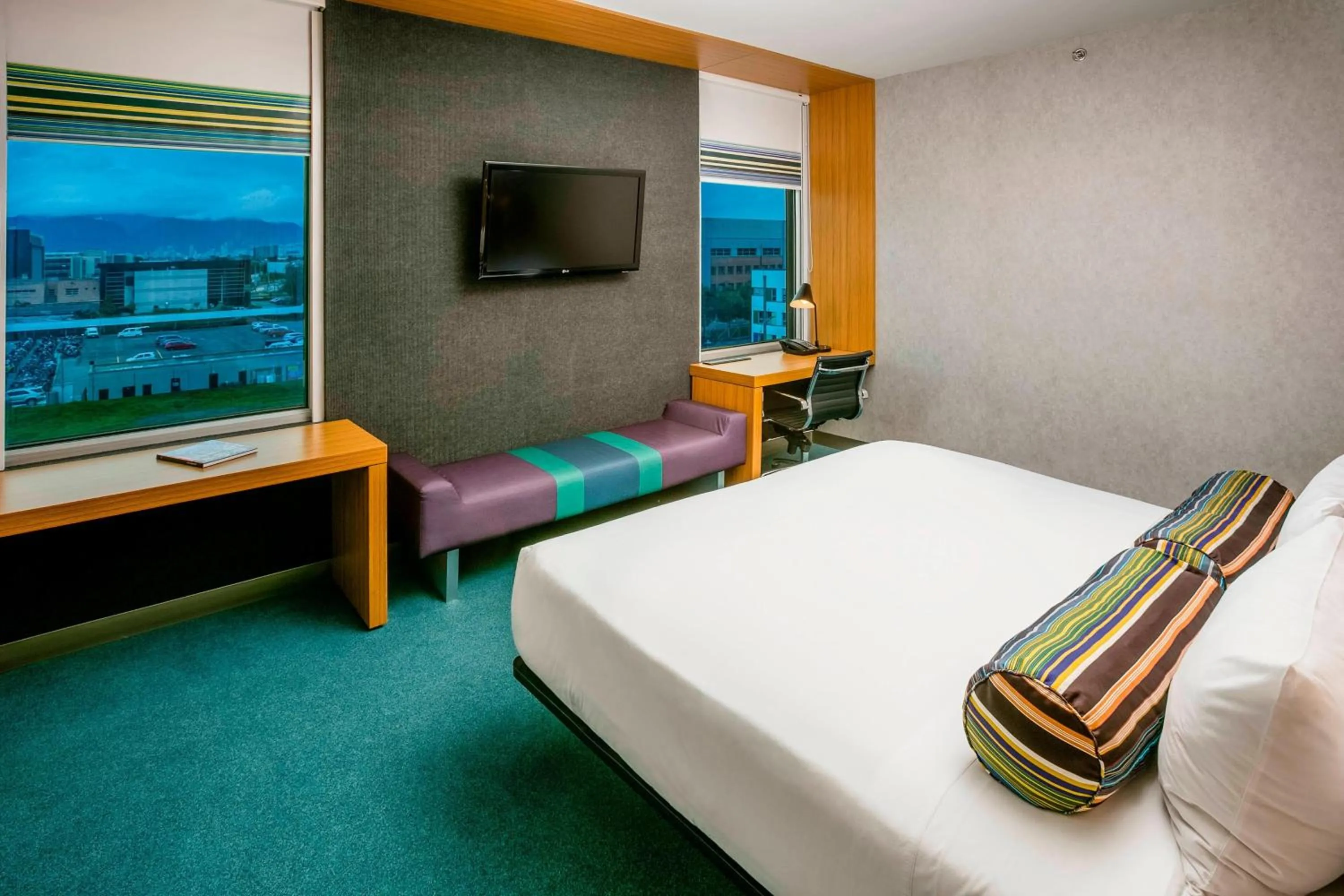 Photo of the whole room, Bed in Aloft Bogotá Airport
