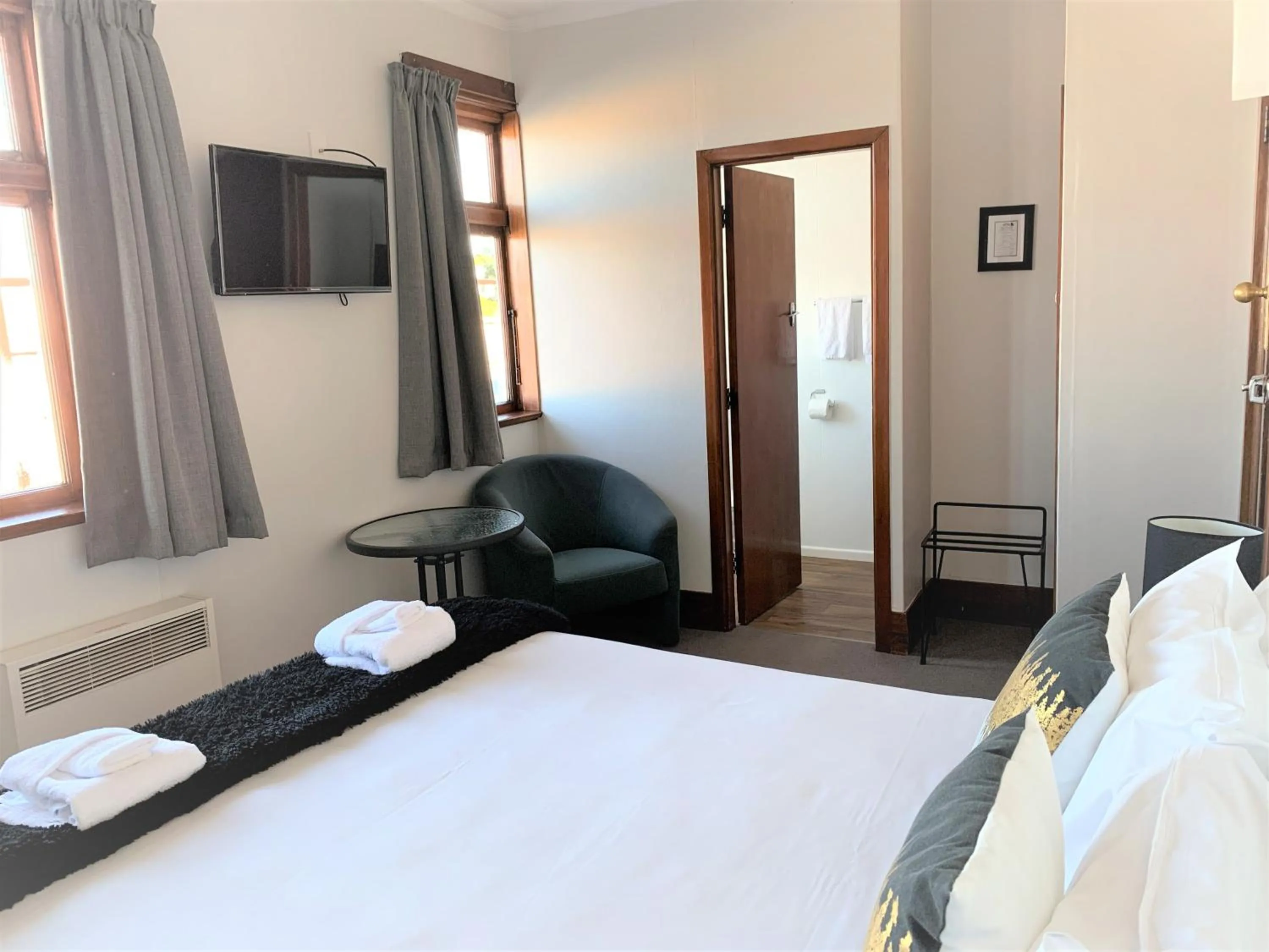 Photo of the whole room, Bed in Ranfurly Hotel