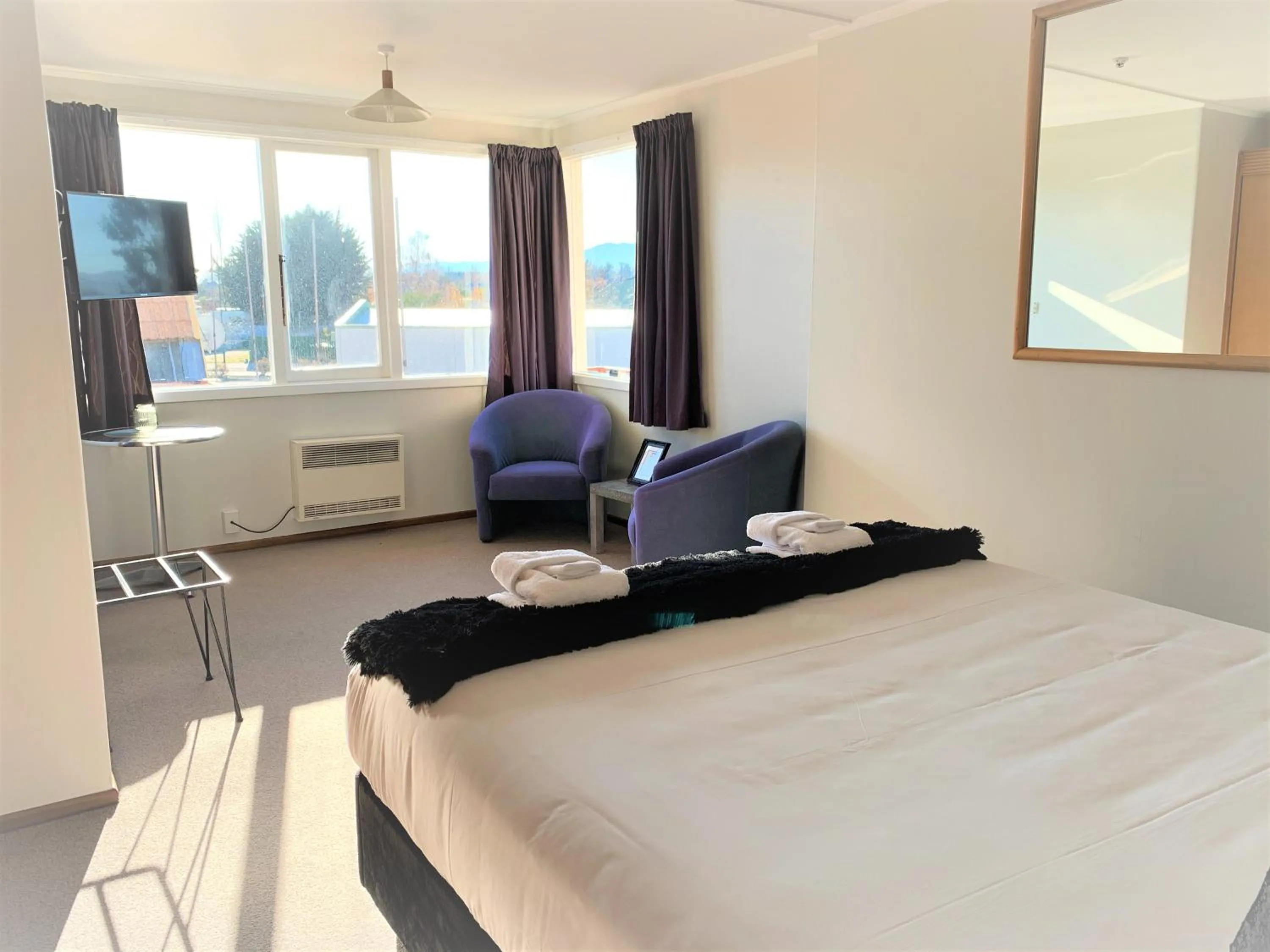 Photo of the whole room, Bed in Ranfurly Hotel