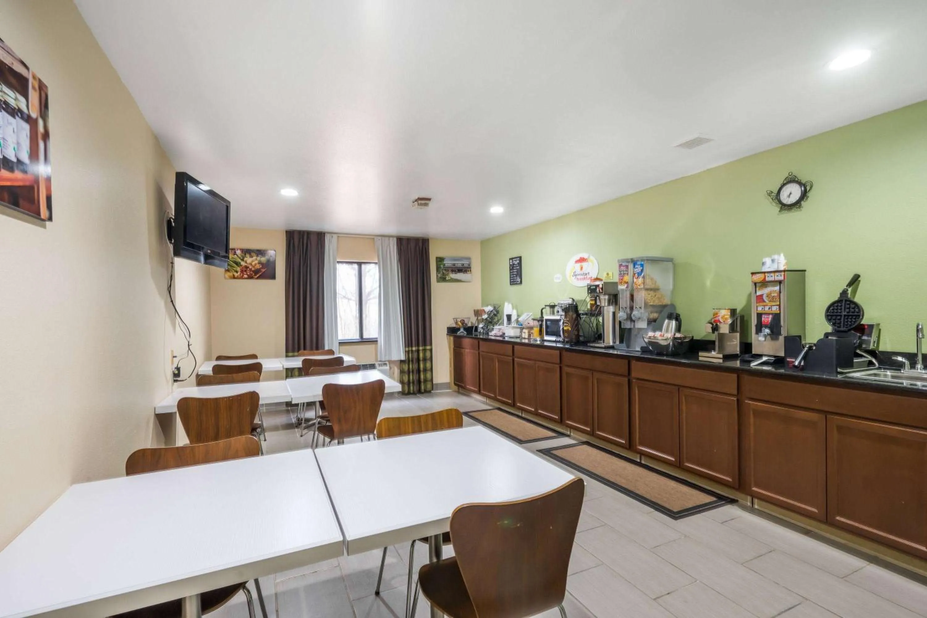 Restaurant/places to eat in Super 8 by Wyndham Munfordville KY