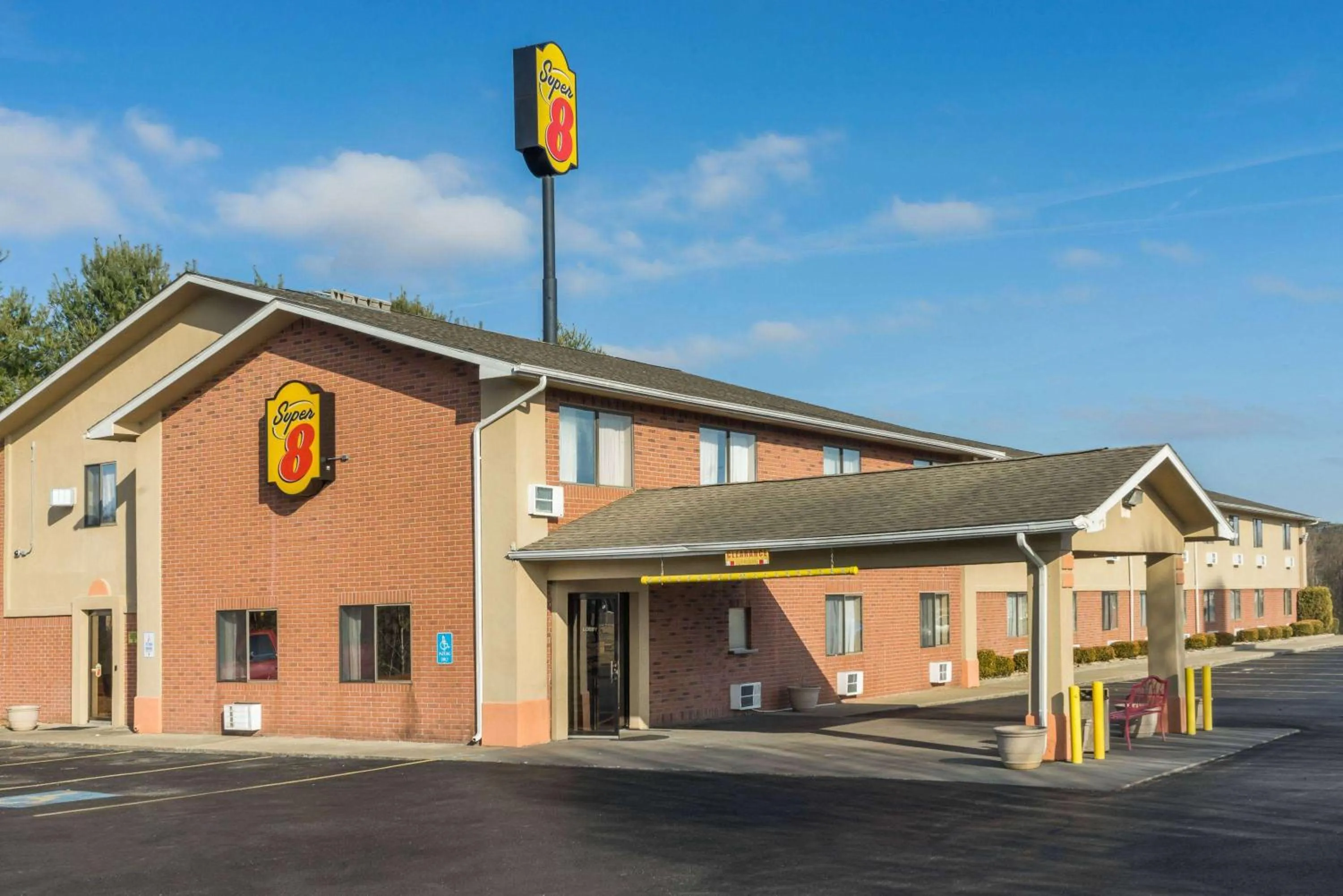 Property building in Super 8 by Wyndham Munfordville KY