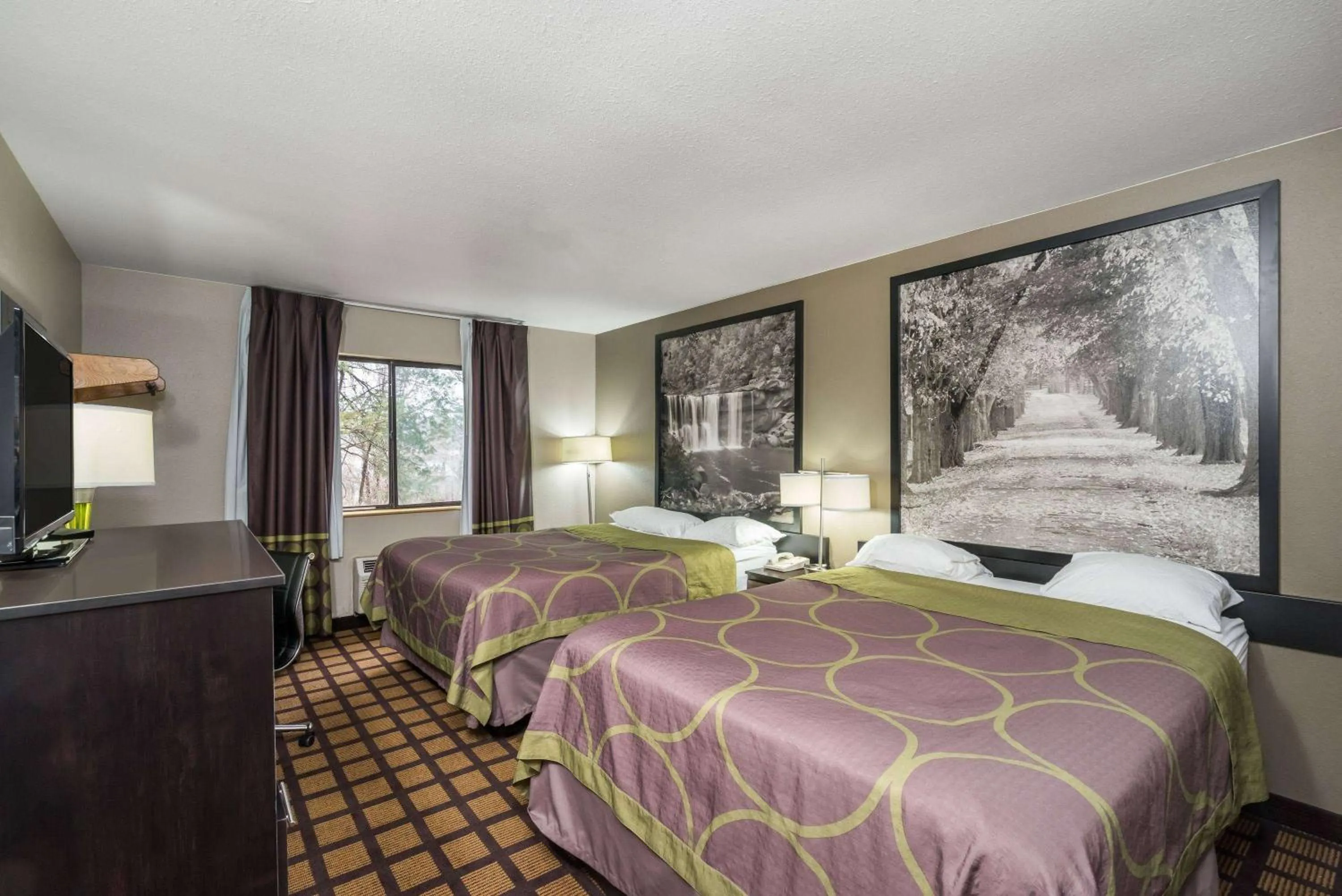 Photo of the whole room, Bed in Super 8 by Wyndham Munfordville KY